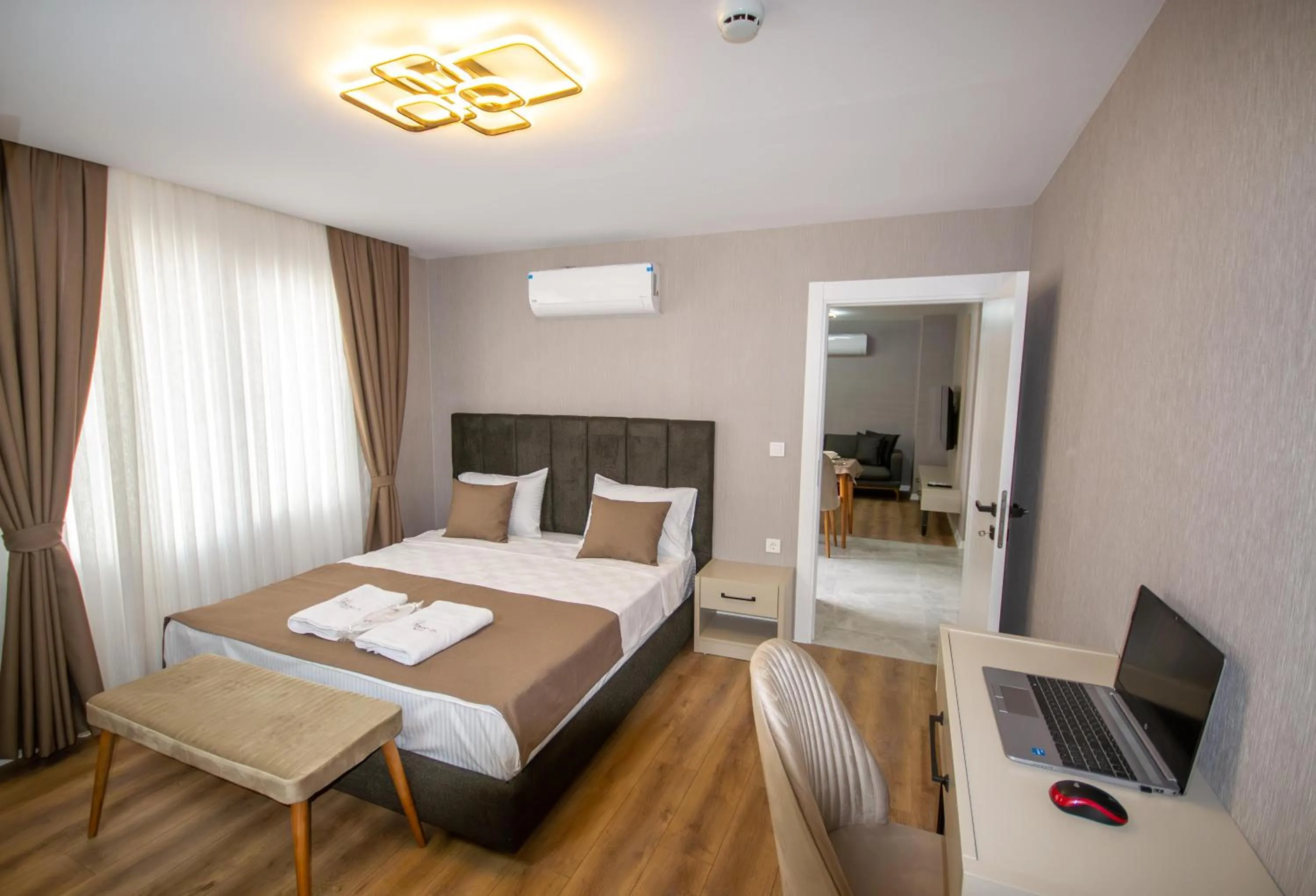 Bedroom, Bed in Luxury Life Suites