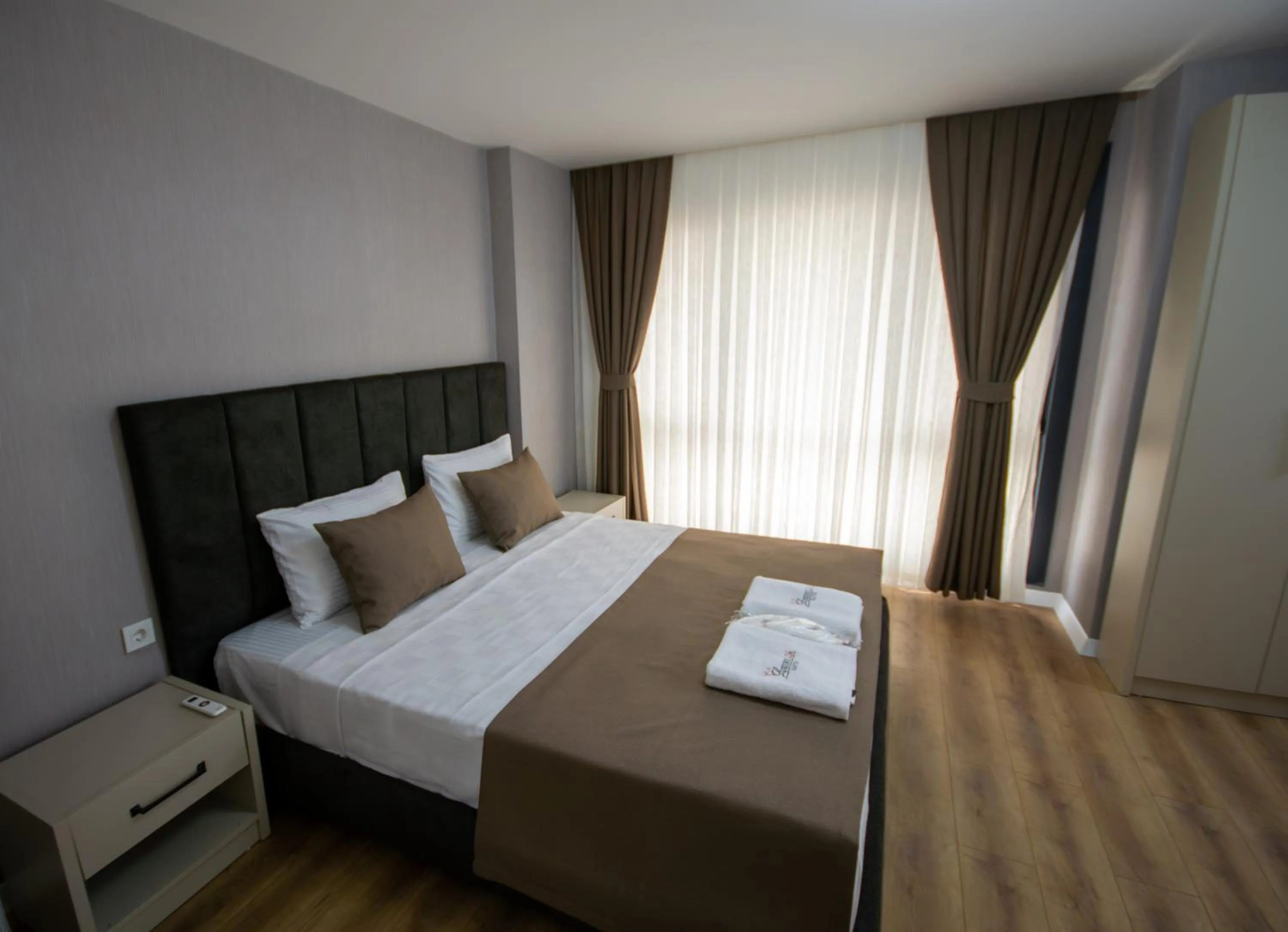 Bedroom, Bed in Luxury Life Suites