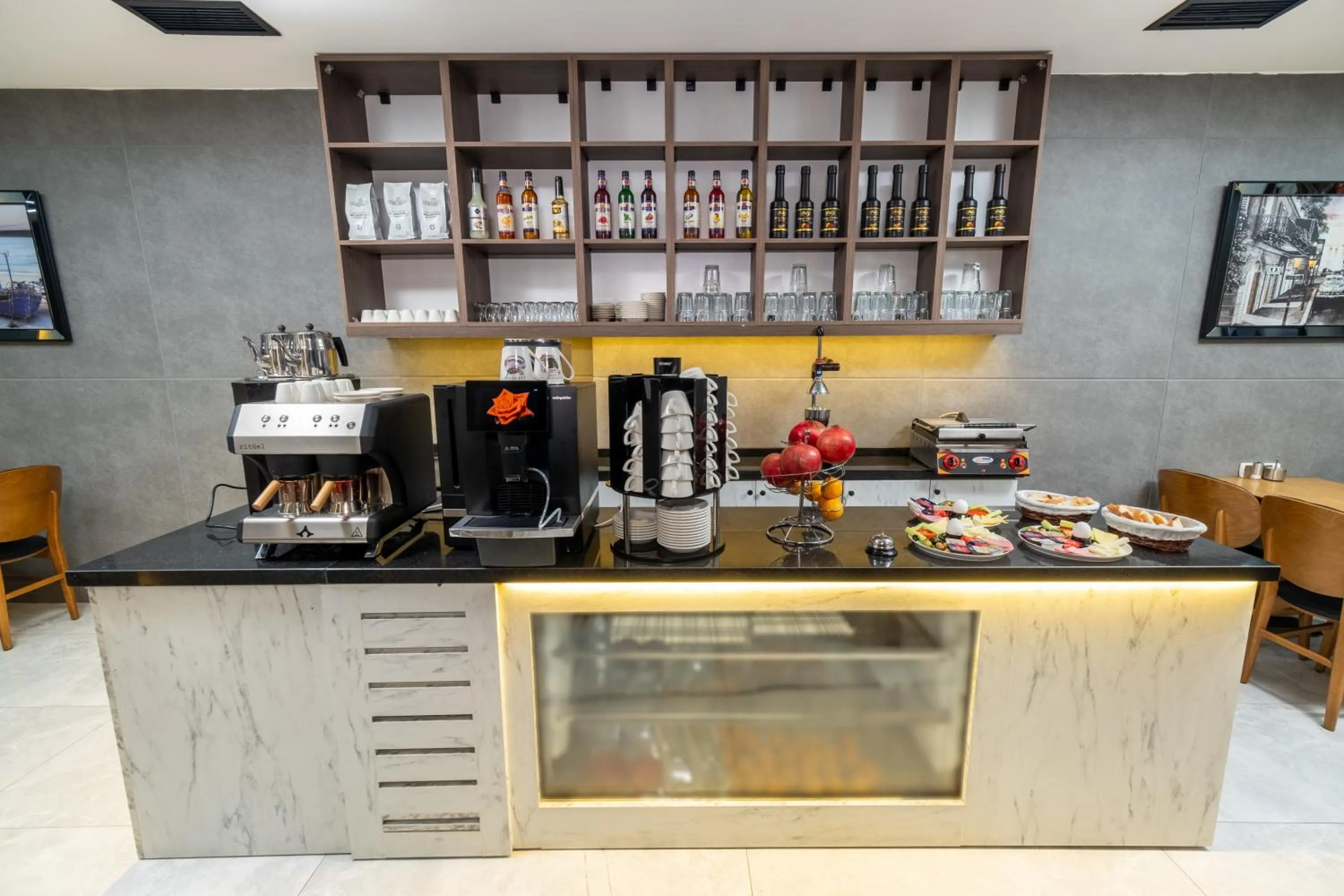 Restaurant/places to eat in Luxury Life Suites