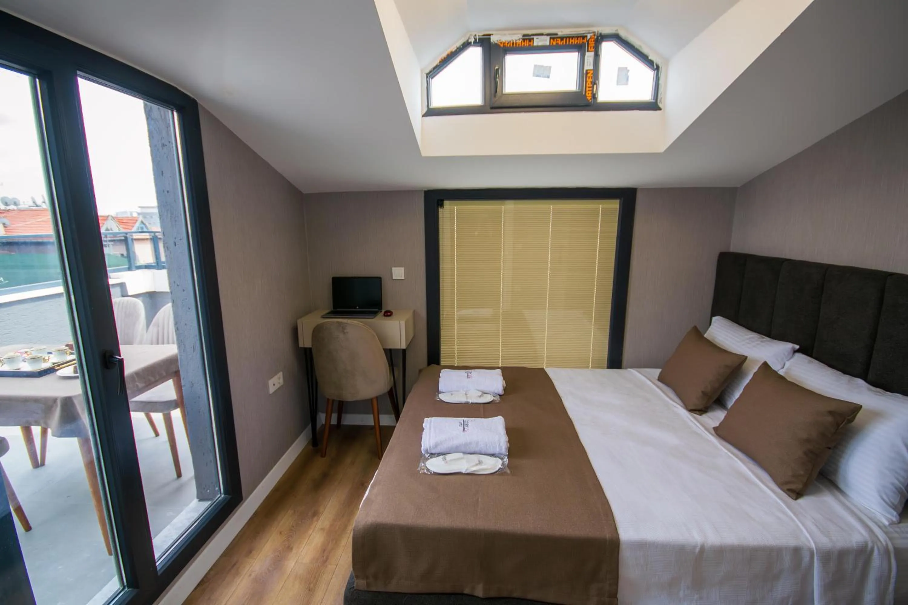 Bedroom, Bed in Luxury Life Suites