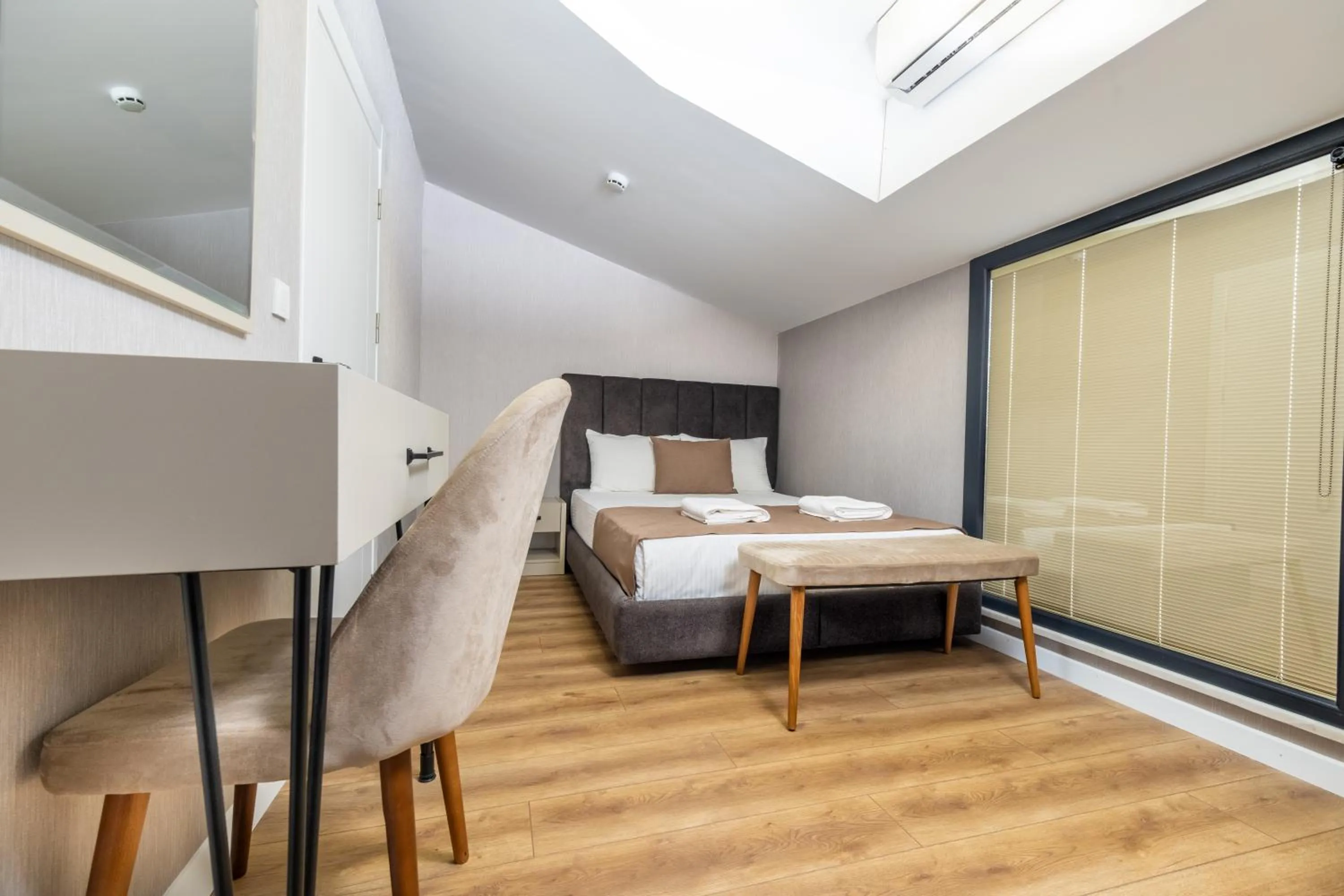 Bedroom, Bed in Luxury Life Suites