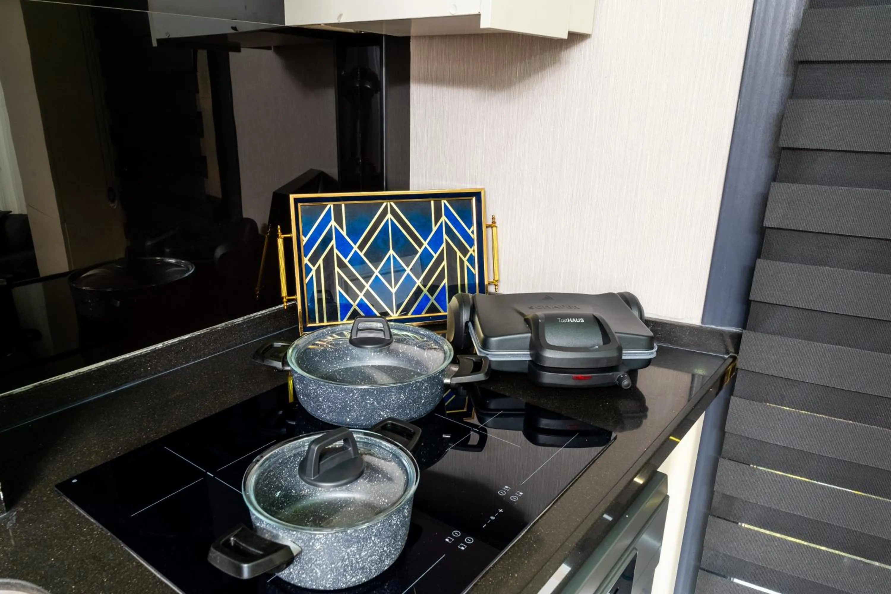 Kitchen or kitchenette in Luxury Life Suites