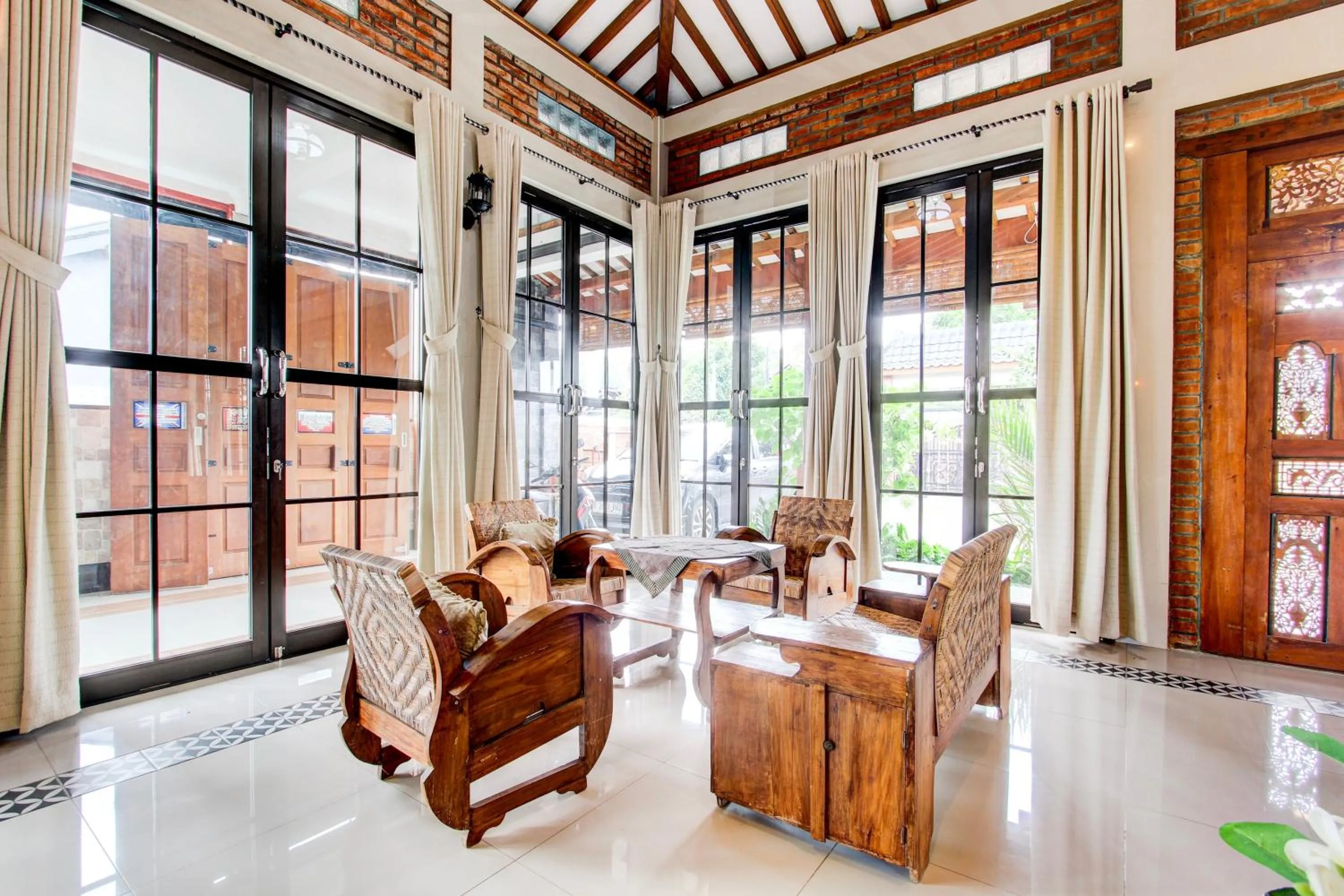 Lobby or reception in Capital O 93994 Dalem Kamulyan Syariah Guest House