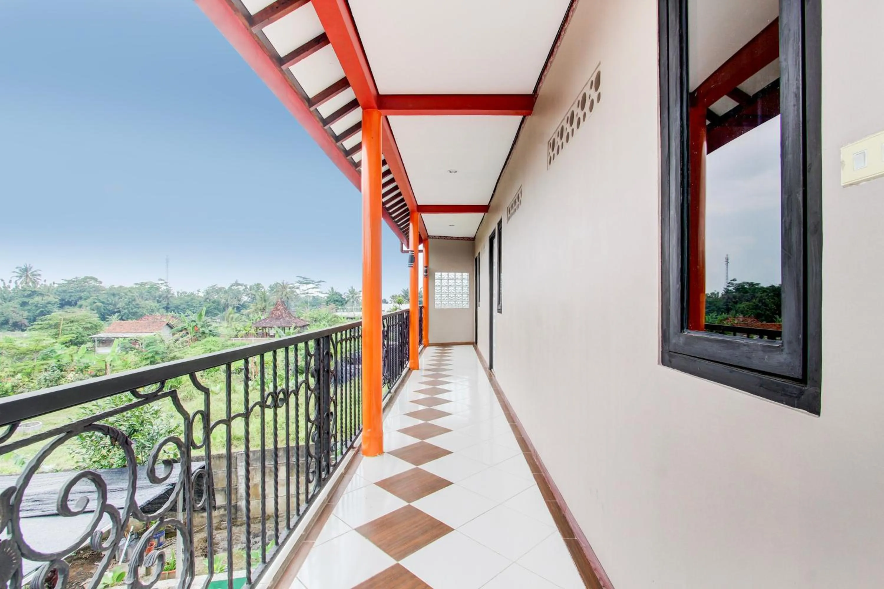 Lobby or reception in Capital O 93994 Dalem Kamulyan Syariah Guest House