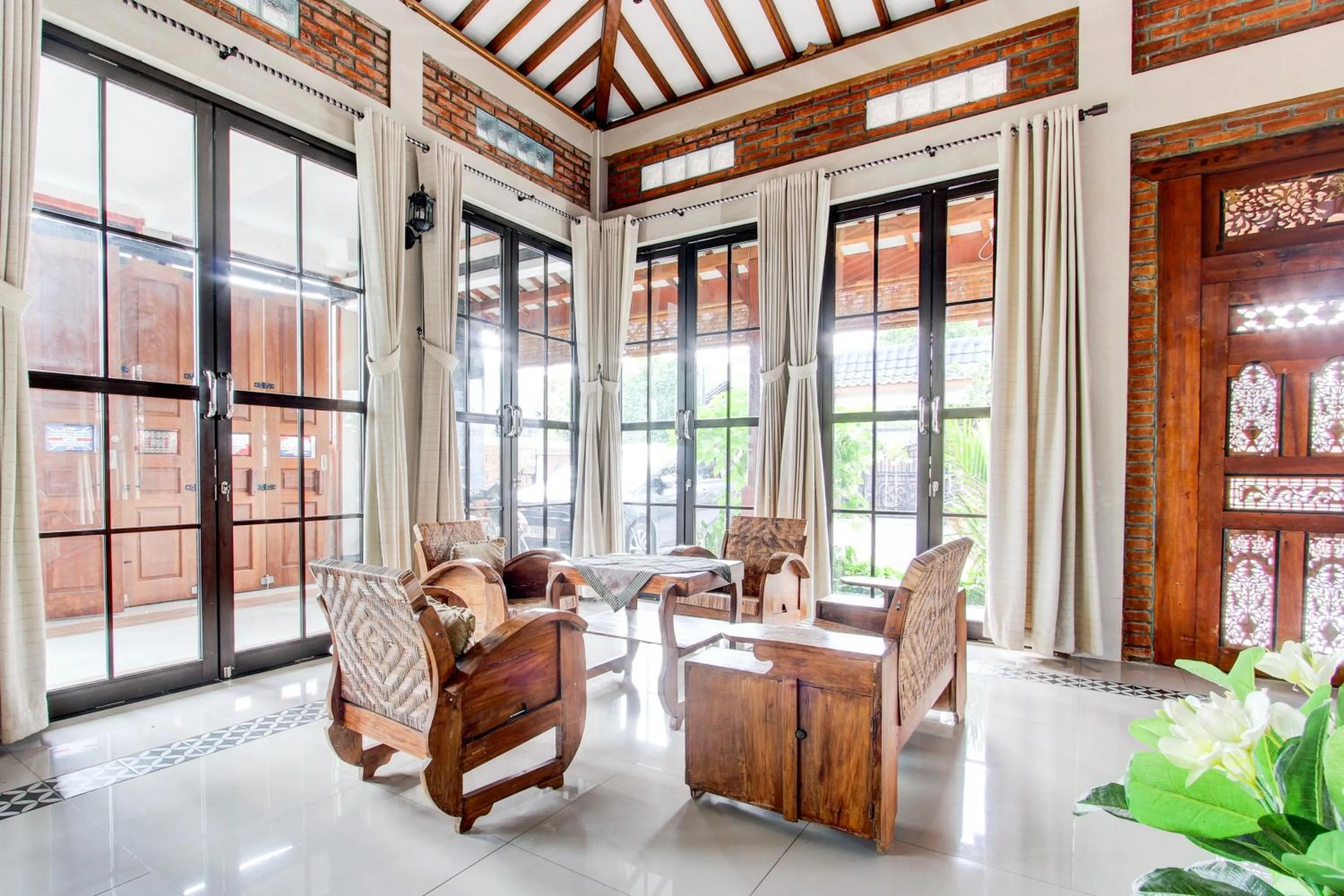 Lobby or reception in Capital O 93994 Dalem Kamulyan Syariah Guest House