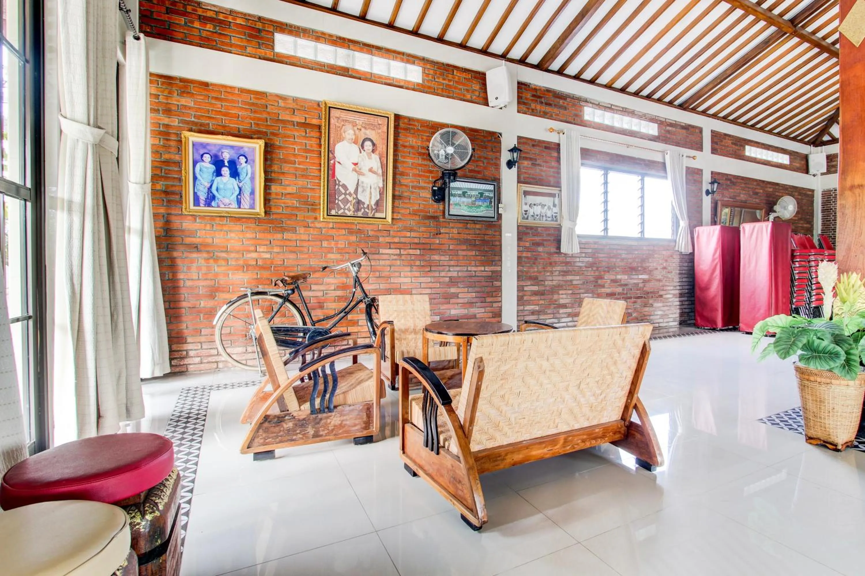 Lobby or reception in Capital O 93994 Dalem Kamulyan Syariah Guest House