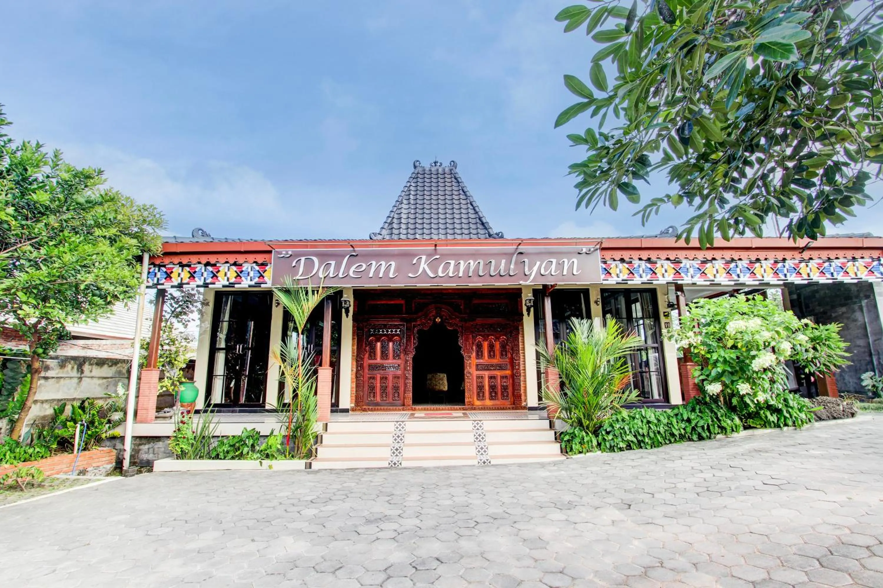 Facade/entrance in Capital O 93994 Dalem Kamulyan Syariah Guest House
