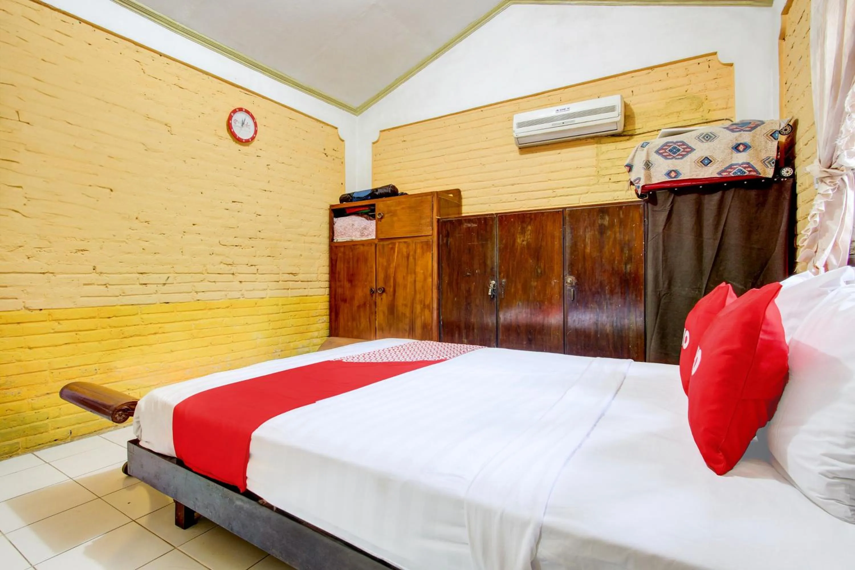 Bedroom, Bed in Hotel O Omah Citra Genia Homestay