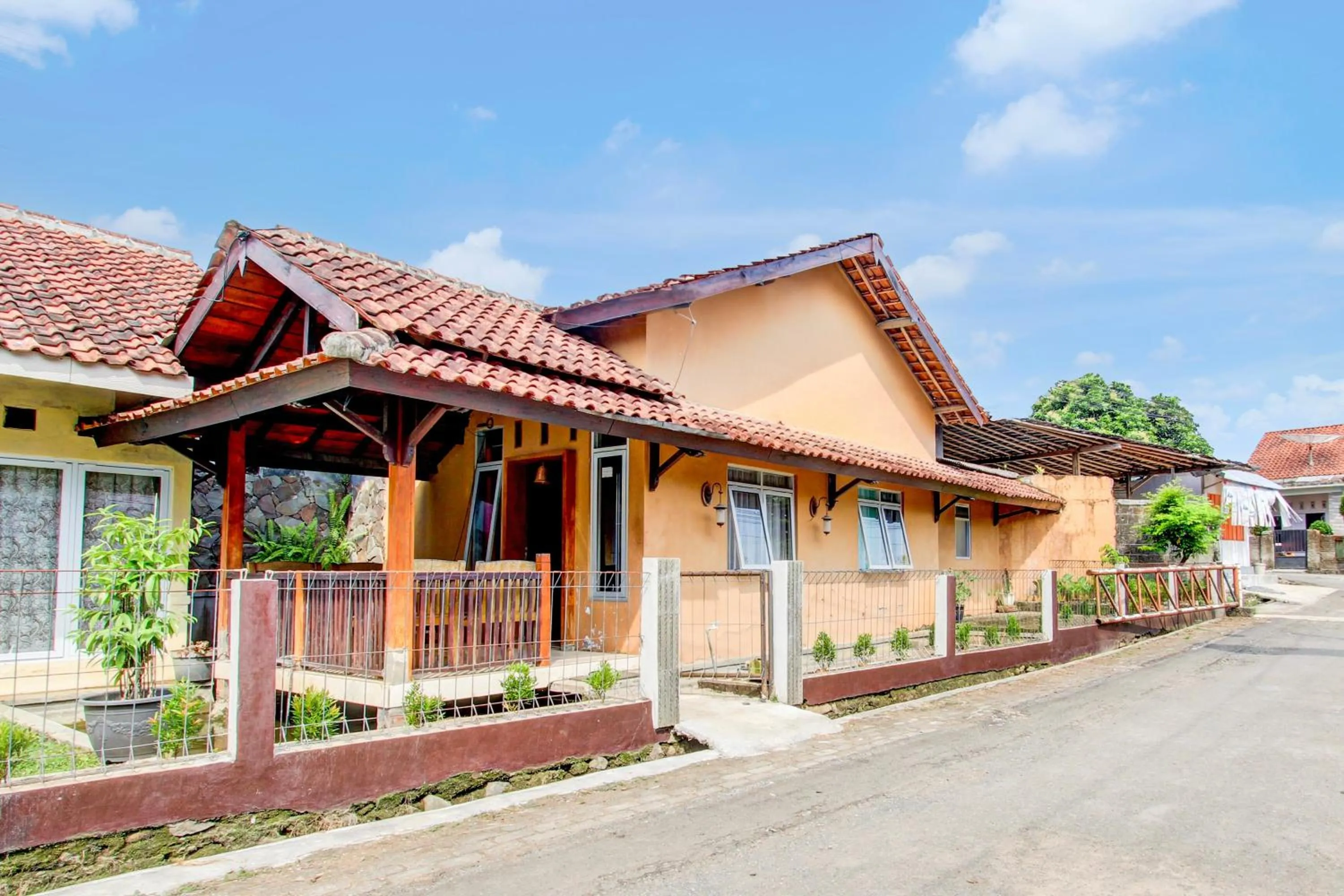 Facade/entrance in Hotel O Homestay Bintang Syariah
