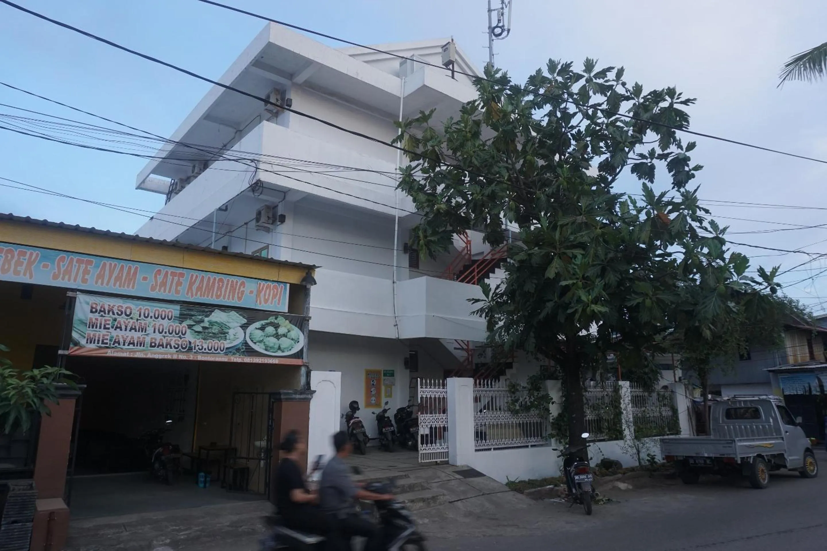 Facade/entrance in OYO 94020 Lia Kost Syariah Near Perkuburan bontonompo kahar muzakkar