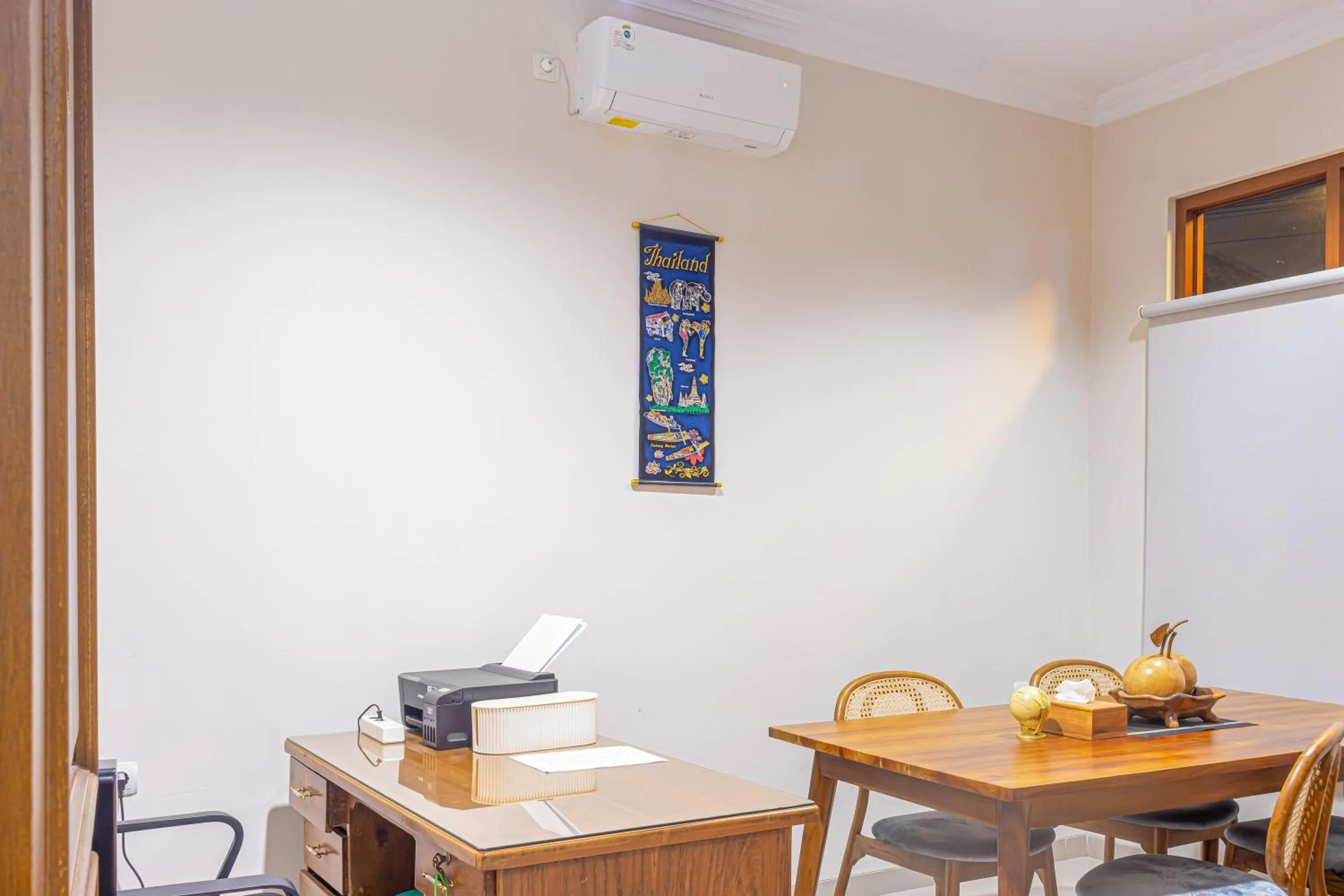 Seating area in RedDoorz at Uma Arda Hometown