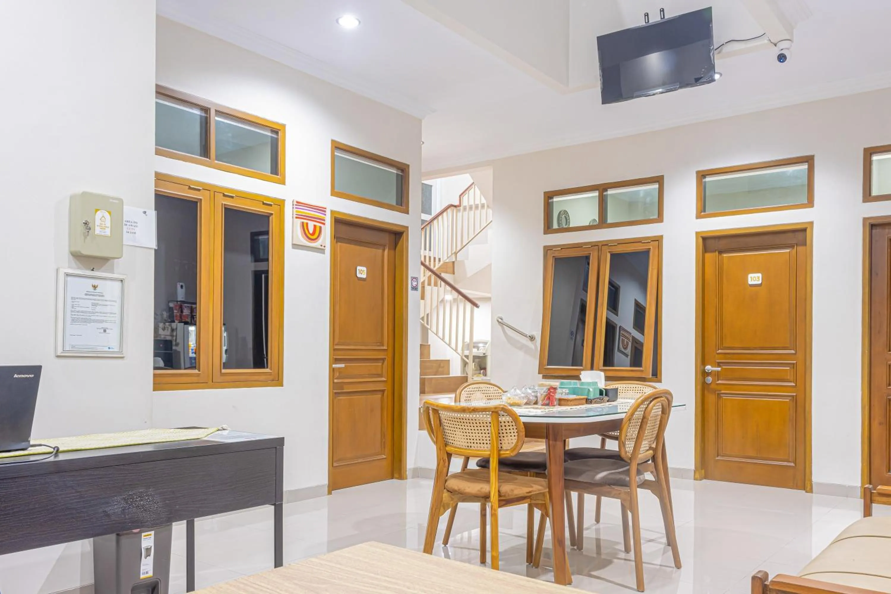 Seating area in RedDoorz at Uma Arda Hometown