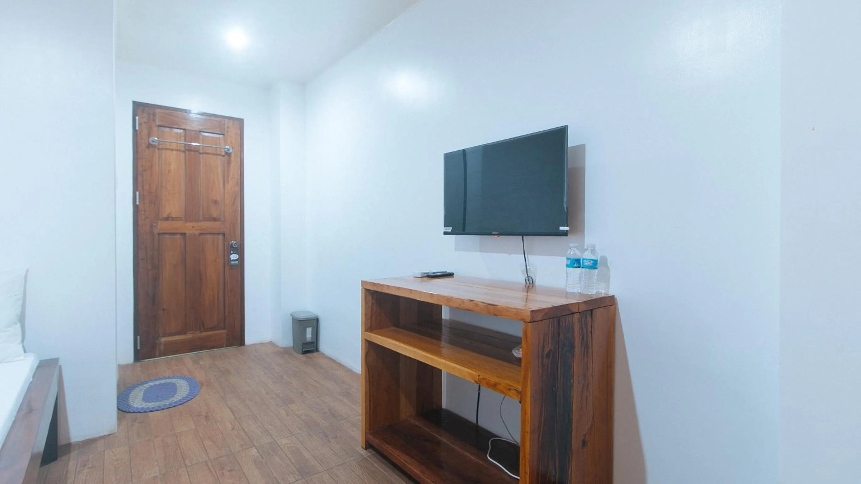 TV and multimedia in RedDoorz at Mina's Place 2 Banez Ville Tacloban