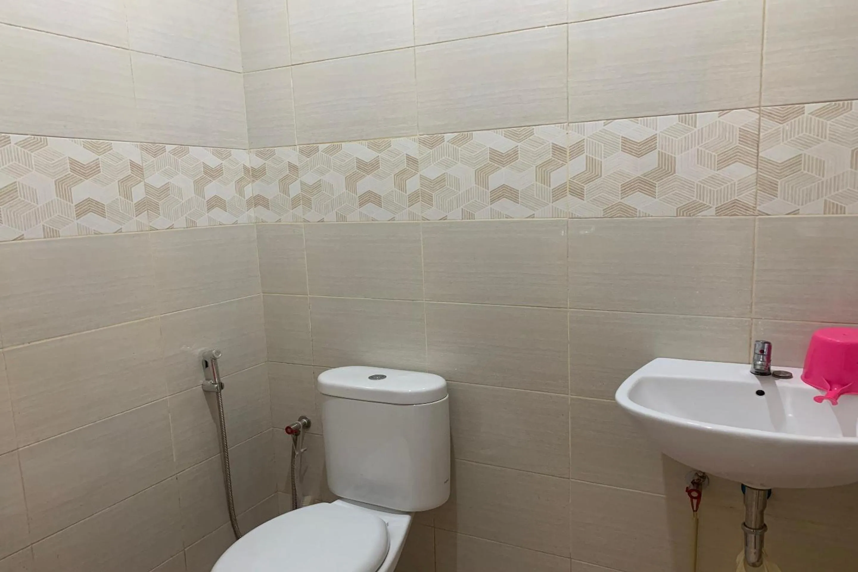 Bathroom in Hotel O Pondok Hitung Near GOR Kalegowa