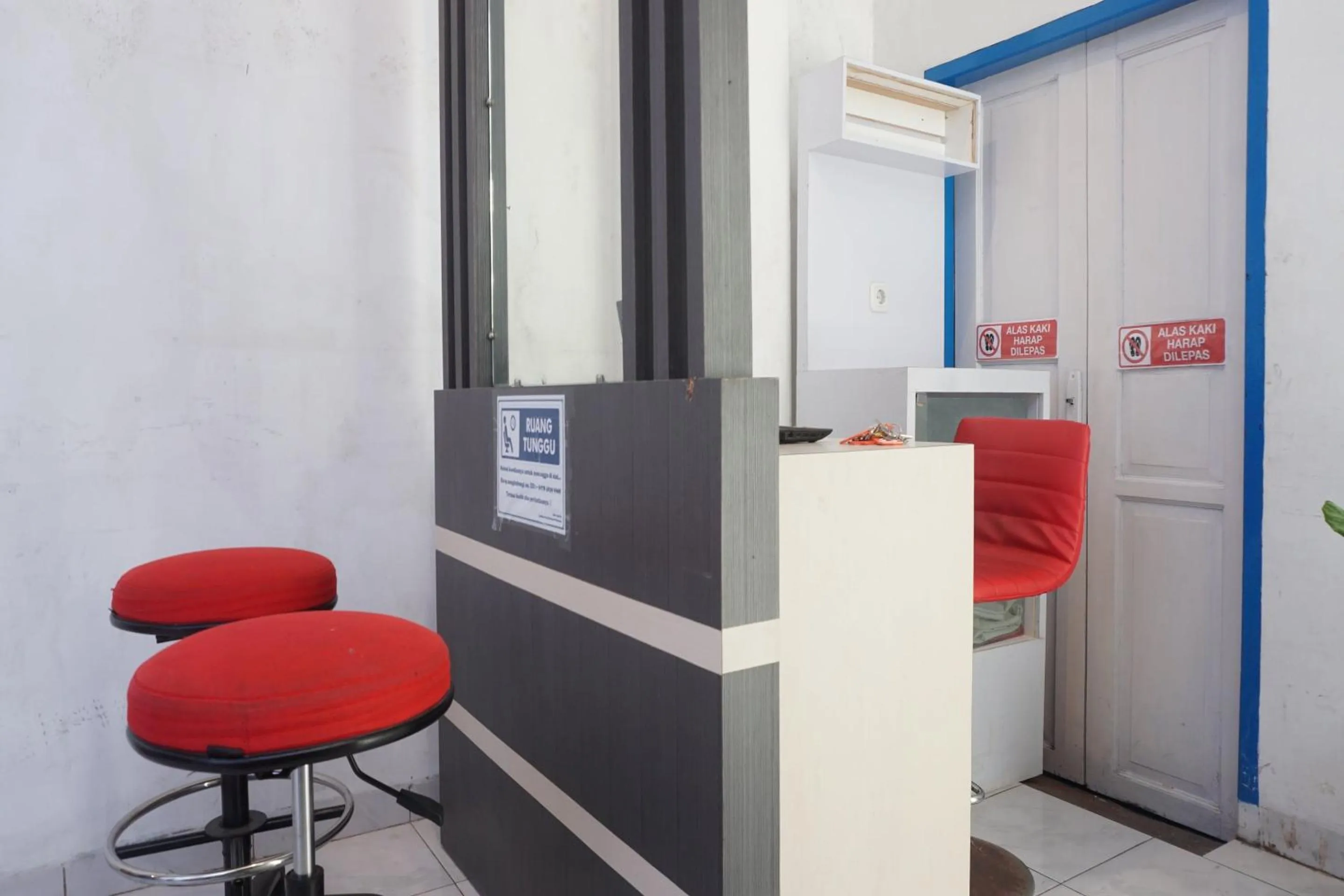 Lobby or reception in Hotel O Pondok Hitung Near GOR Kalegowa