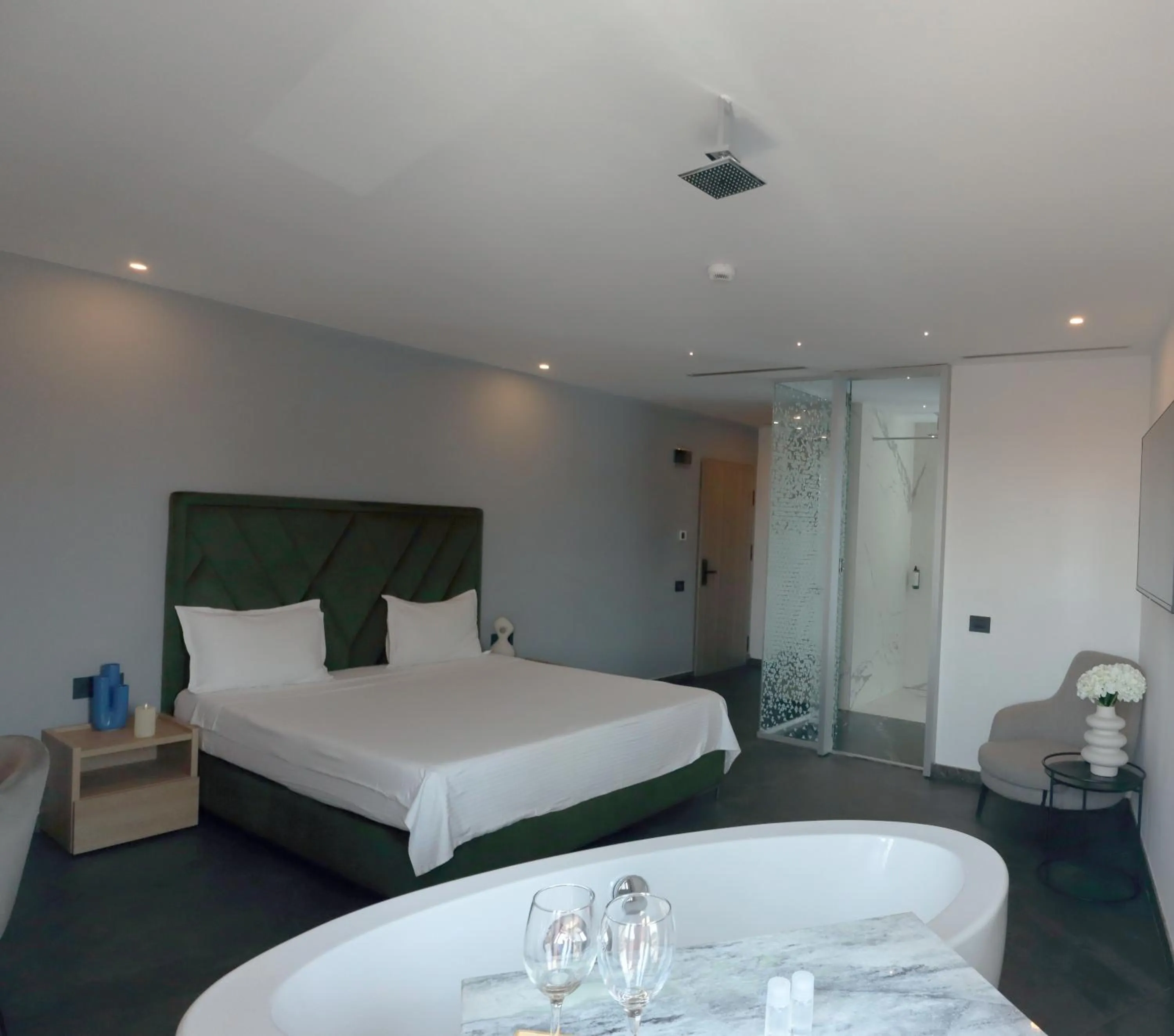 Bath, Bed in CM111Apparthotel