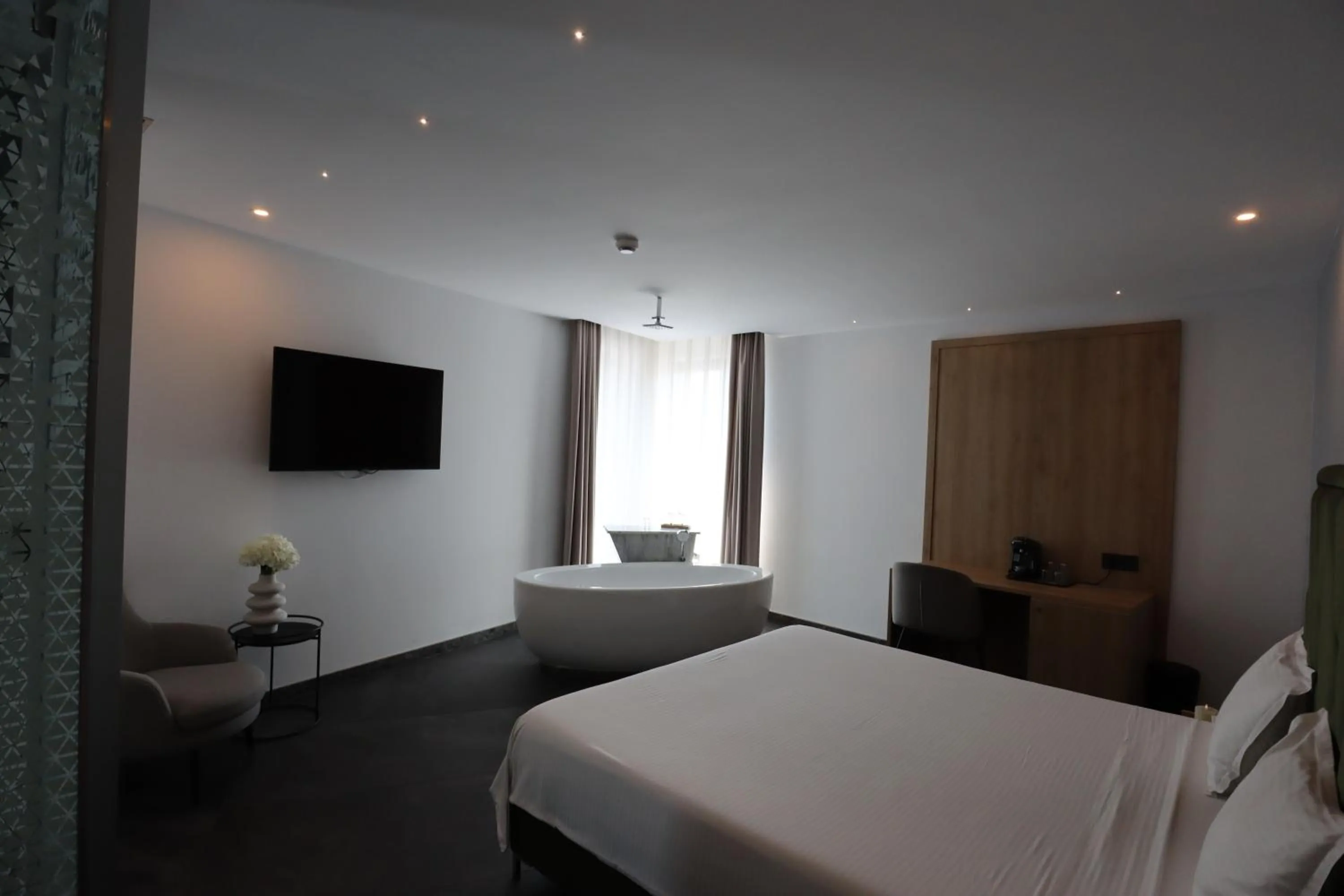 Bath, Bed in CM111Apparthotel