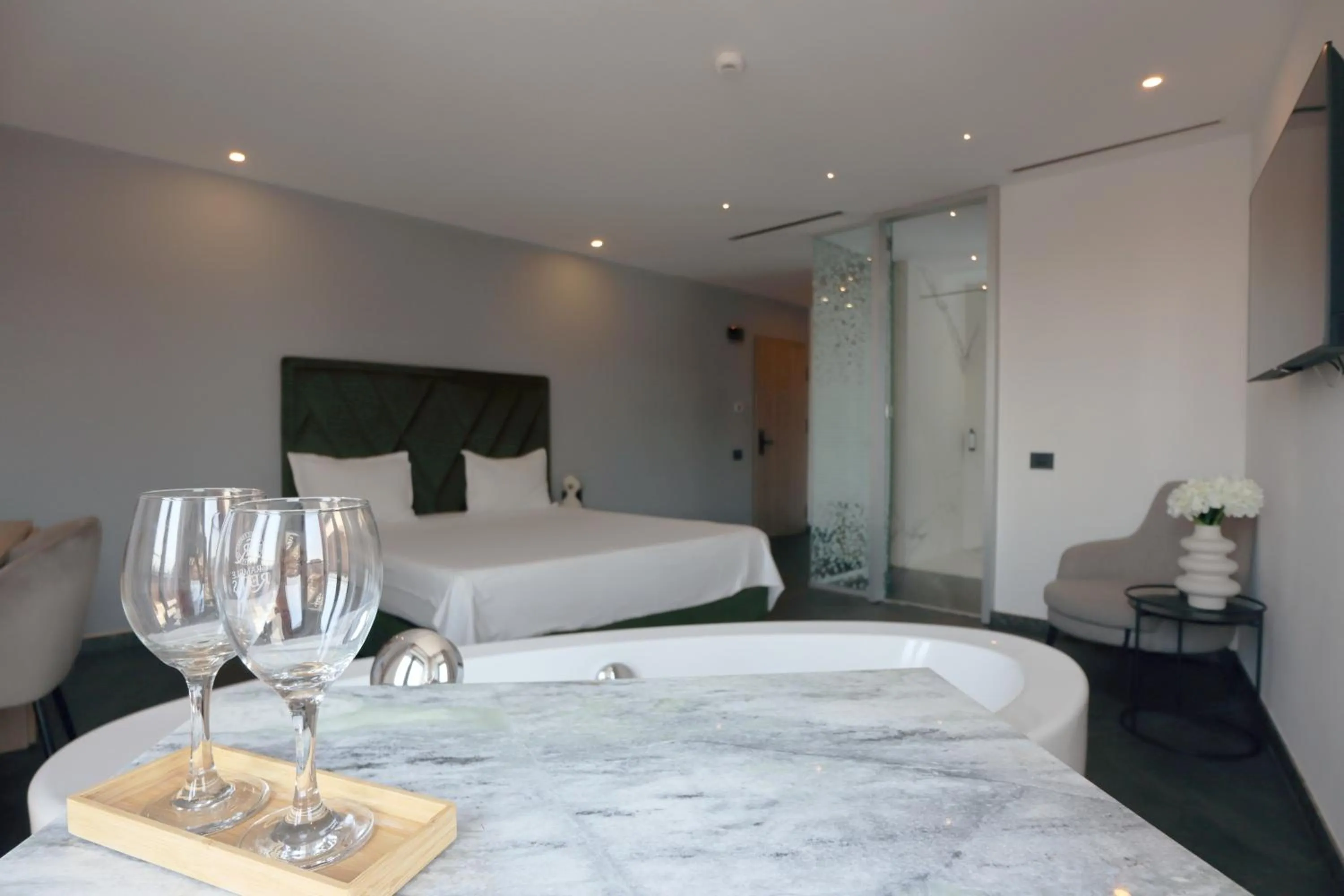 Bath, Bed in CM111Apparthotel