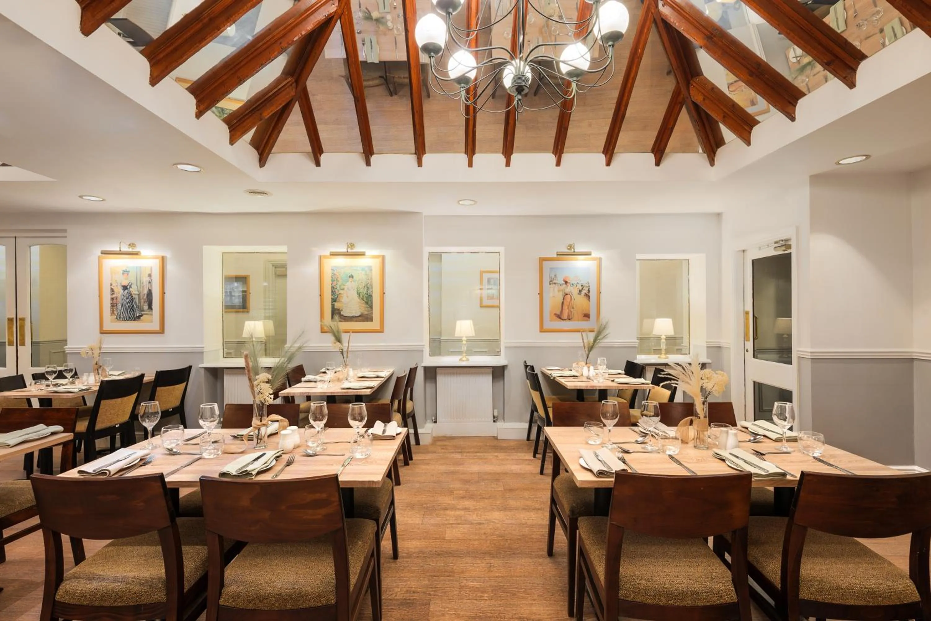 Restaurant/places to eat in The County Hotel