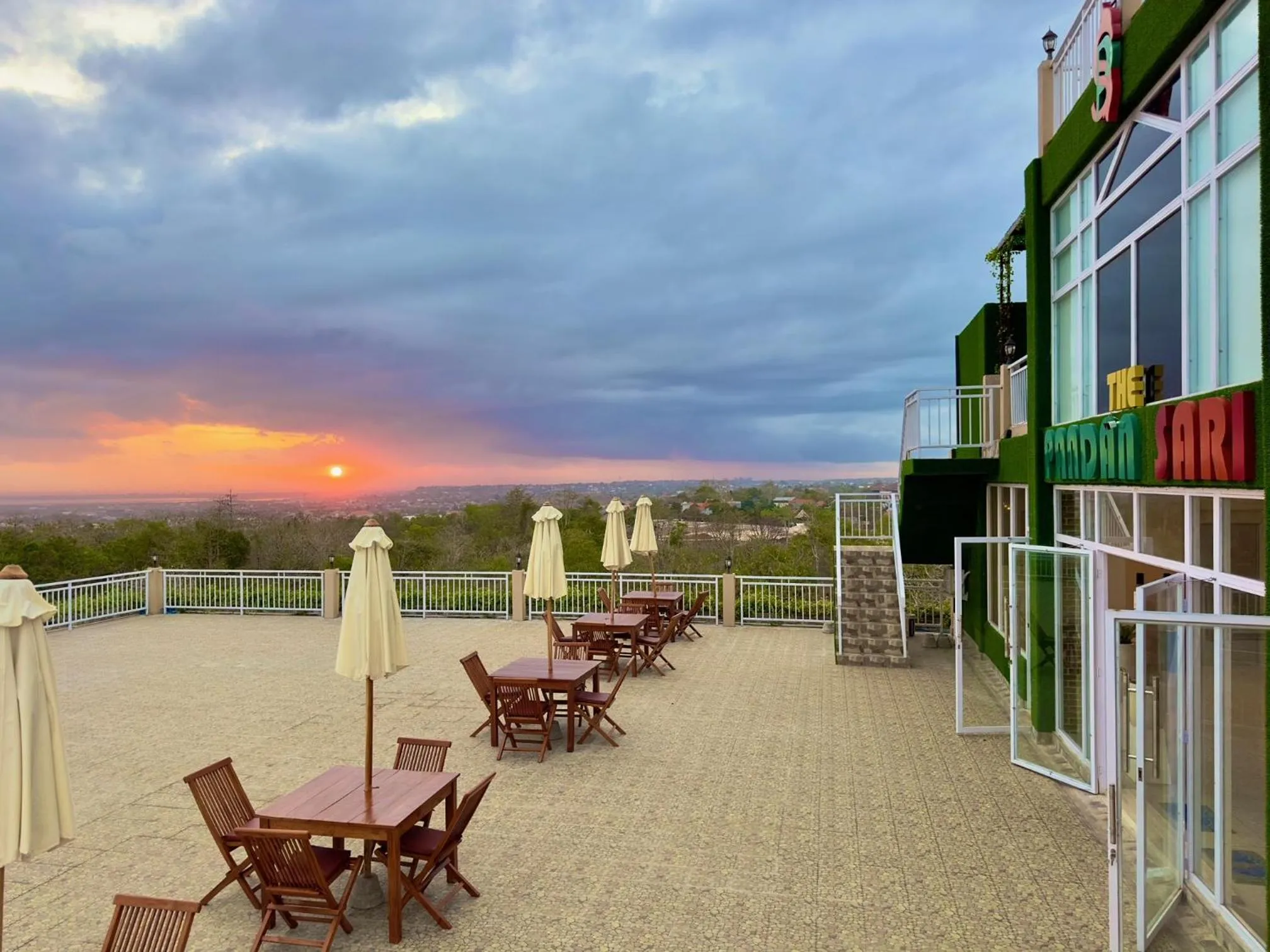 Restaurant/places to eat in The Pandan Sari Hotel