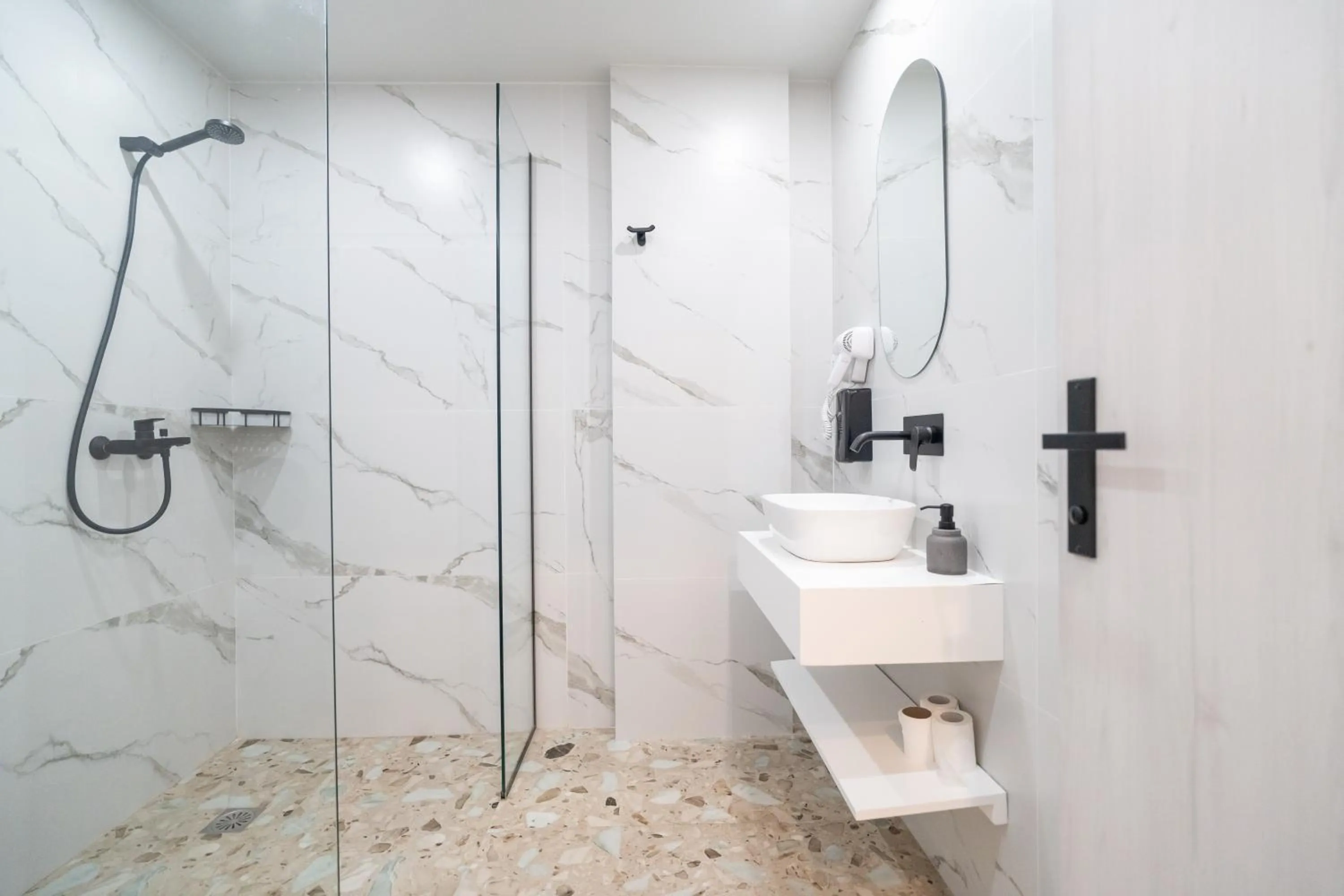 Shower in Athens Hawks Urban