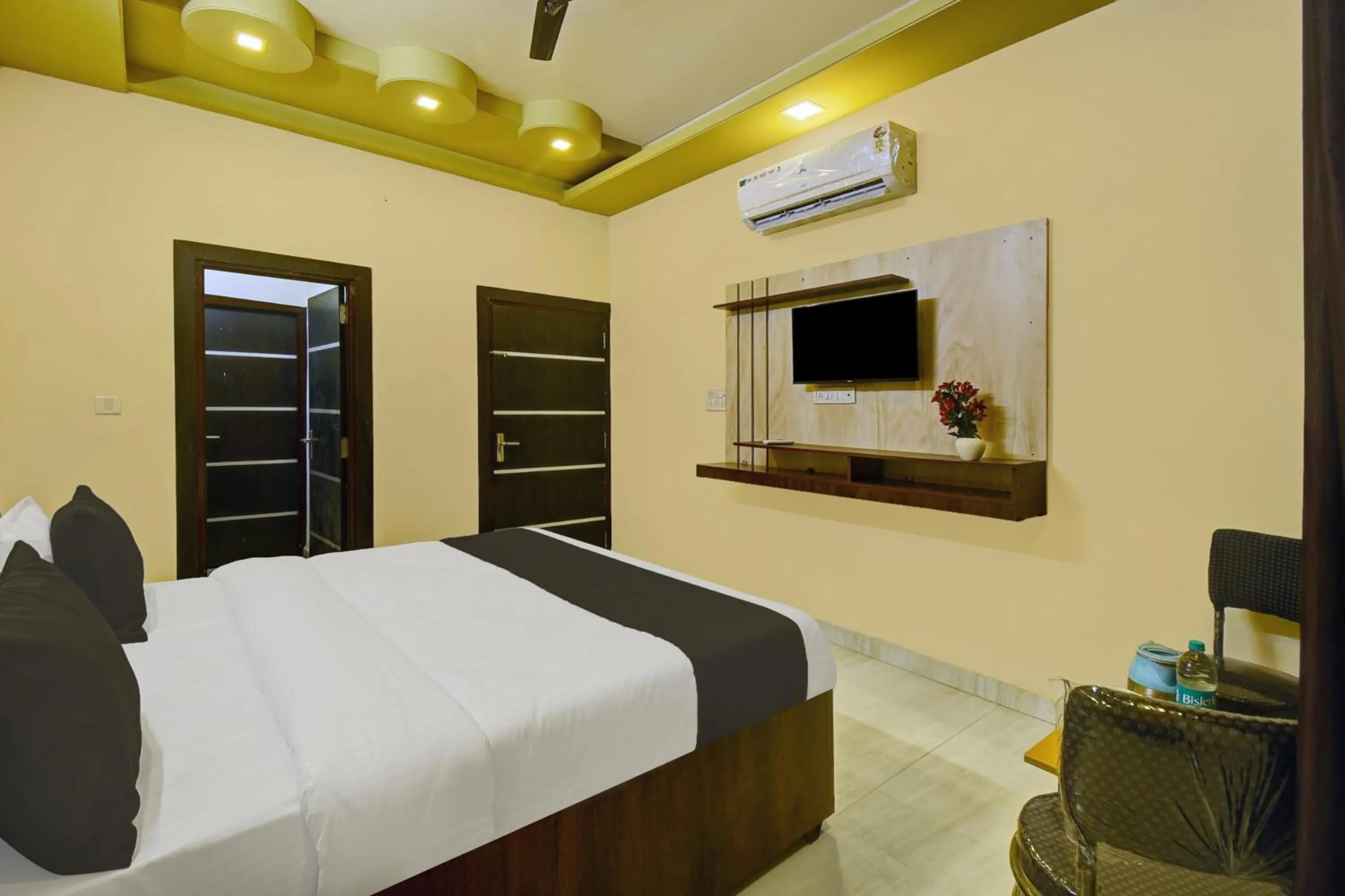 Facade/entrance, Bed in Hotel O Neelkanth