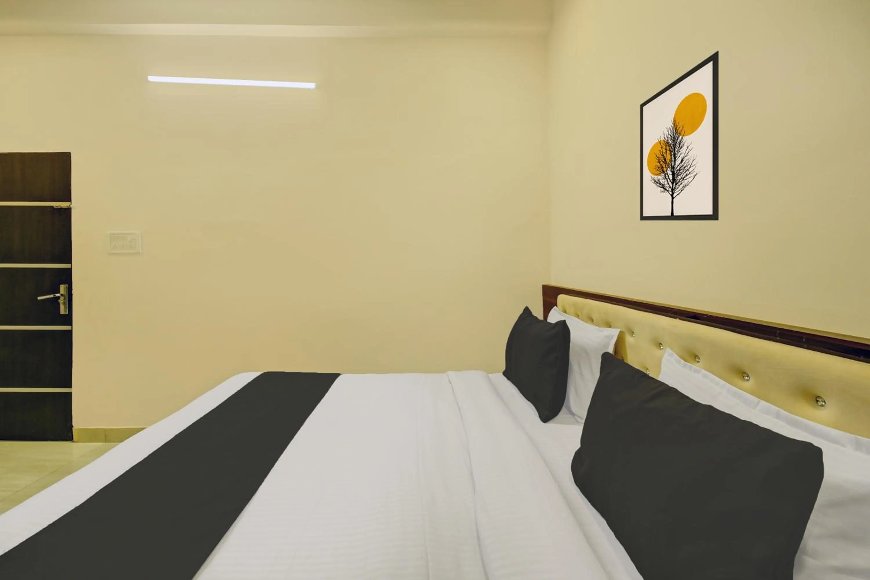 Bedroom, Bed in Hotel O Neelkanth