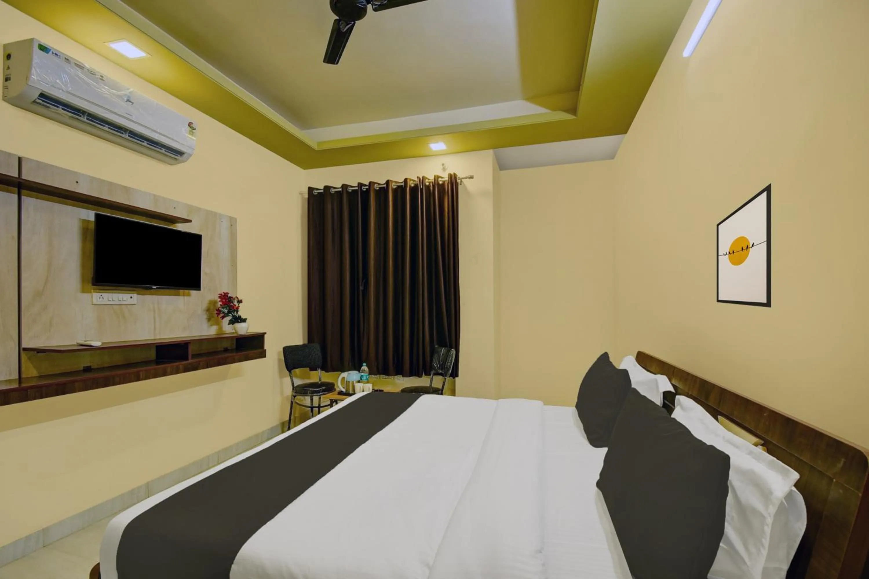 Facade/entrance, Bed in Hotel O Neelkanth