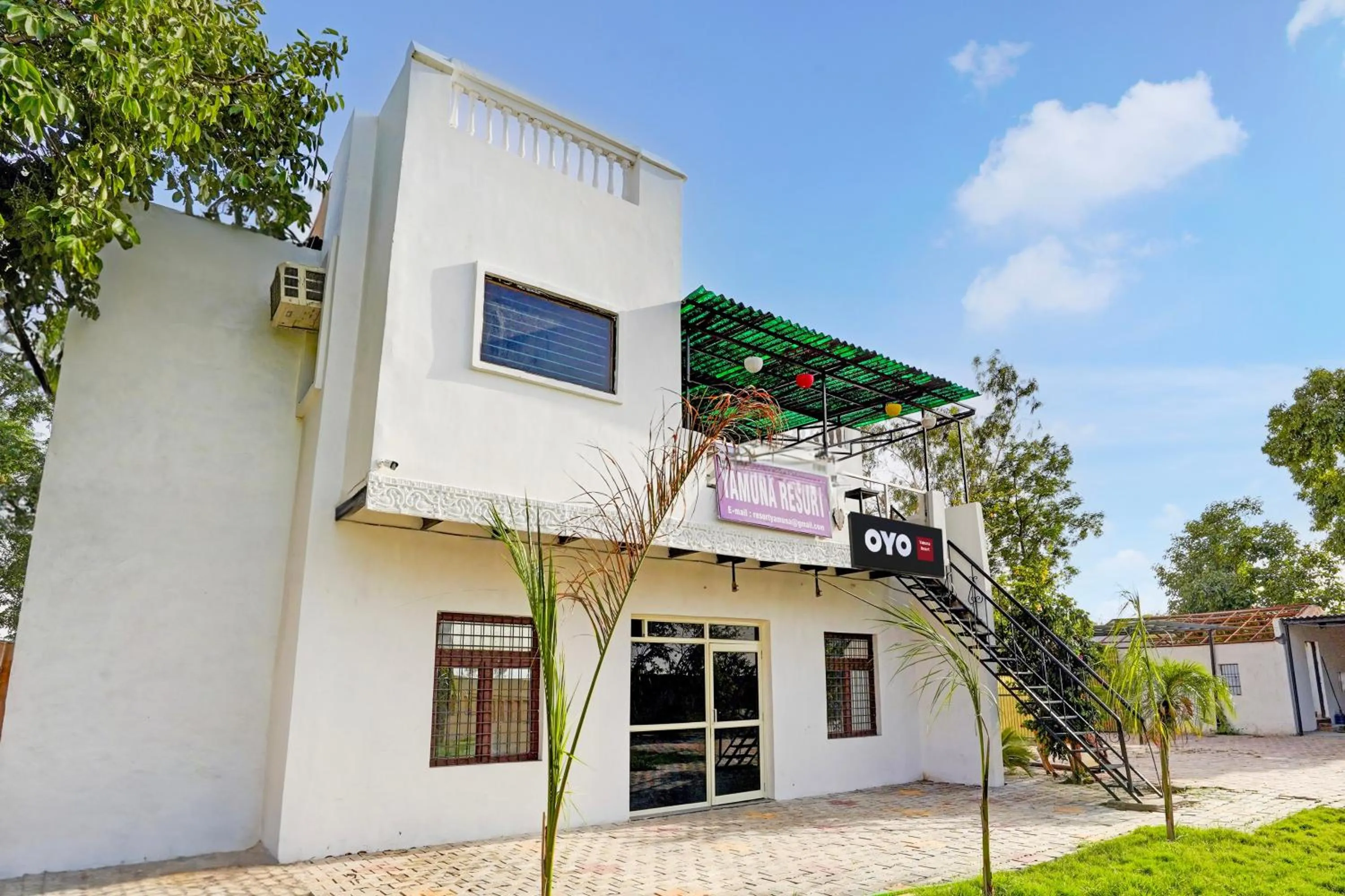 Facade/entrance in Hotel O YAMUNA RESORT