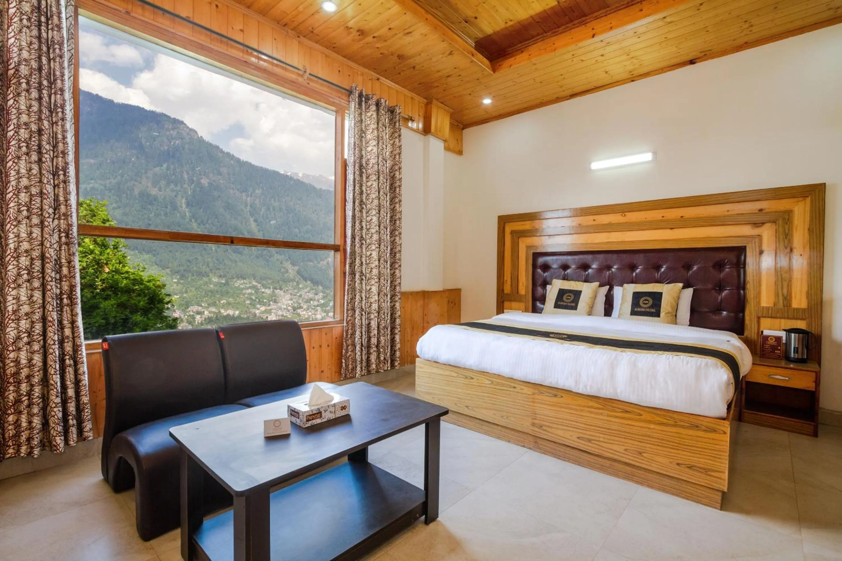 Bedroom, Bed in Hotel Cherry Manali