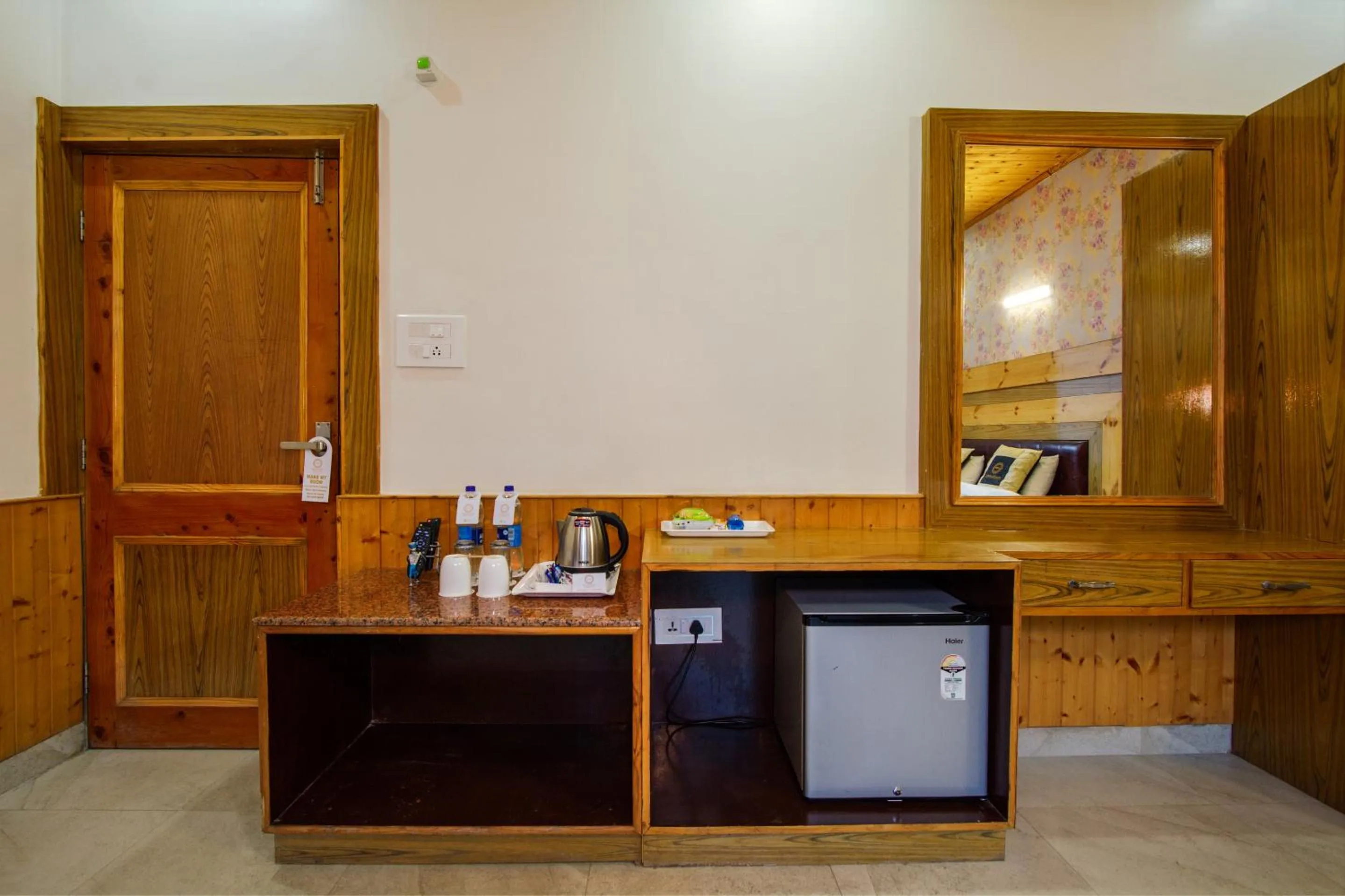 Kitchen or kitchenette in Hotel Cherry Manali