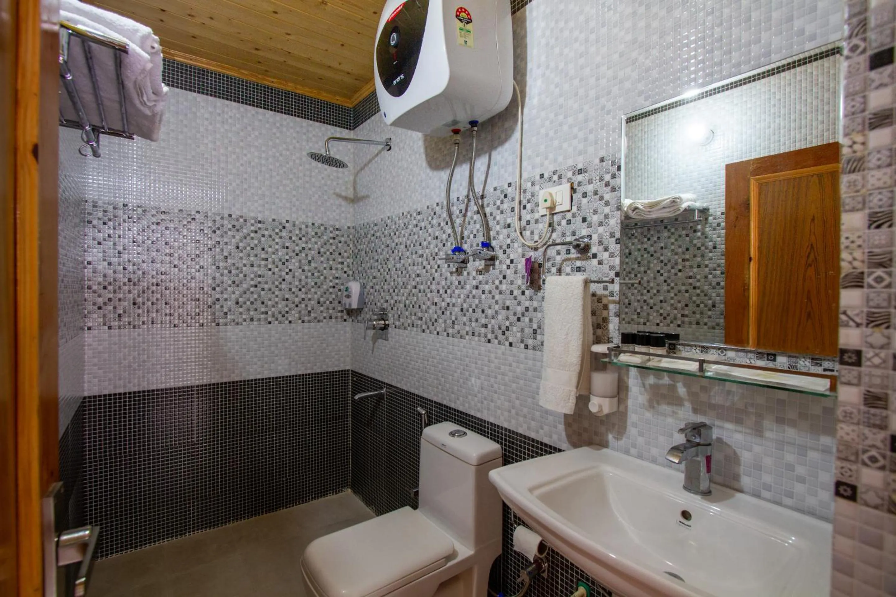 Shower in Hotel Cherry Manali