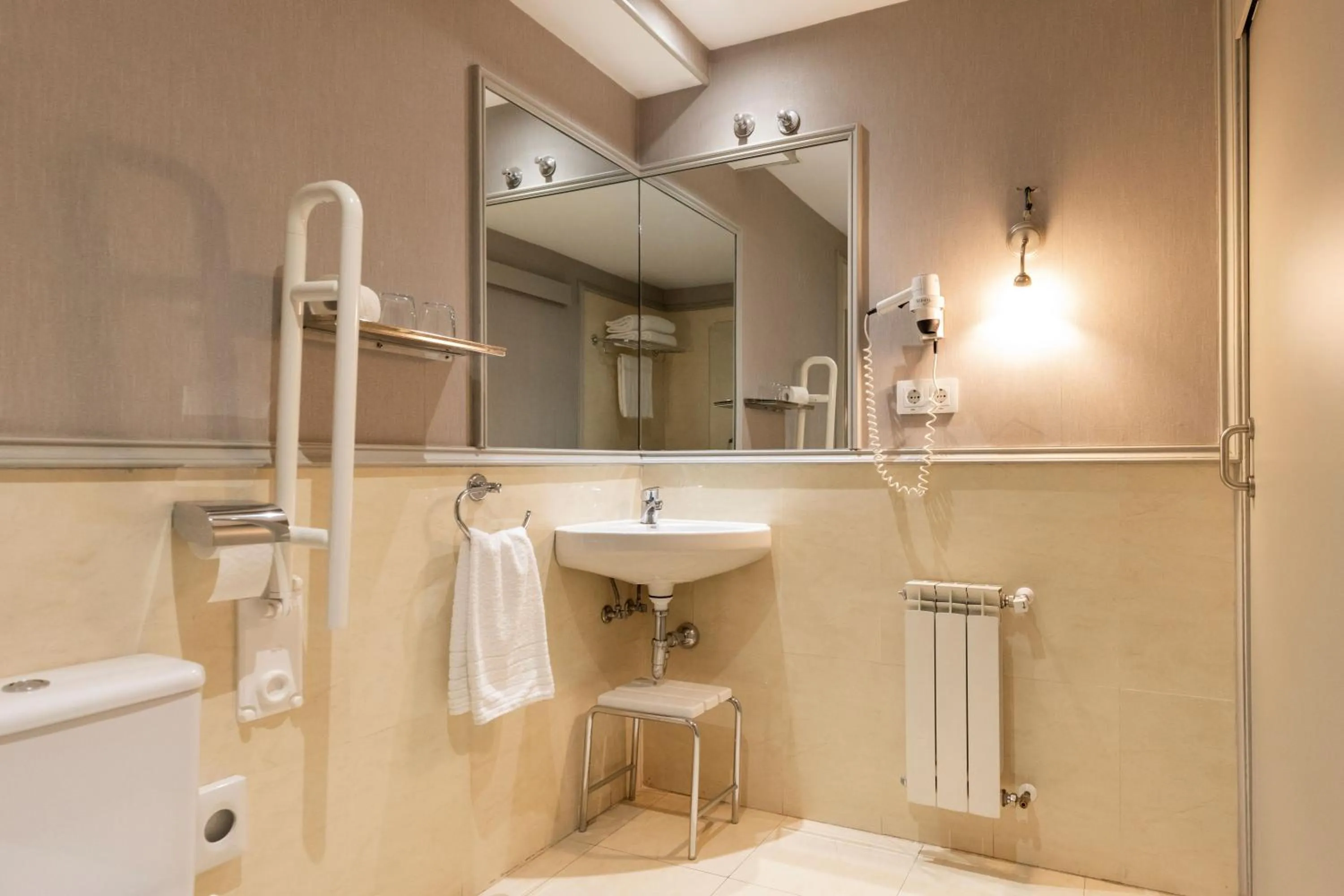 Bathroom in Hotel PAX Torrelodones