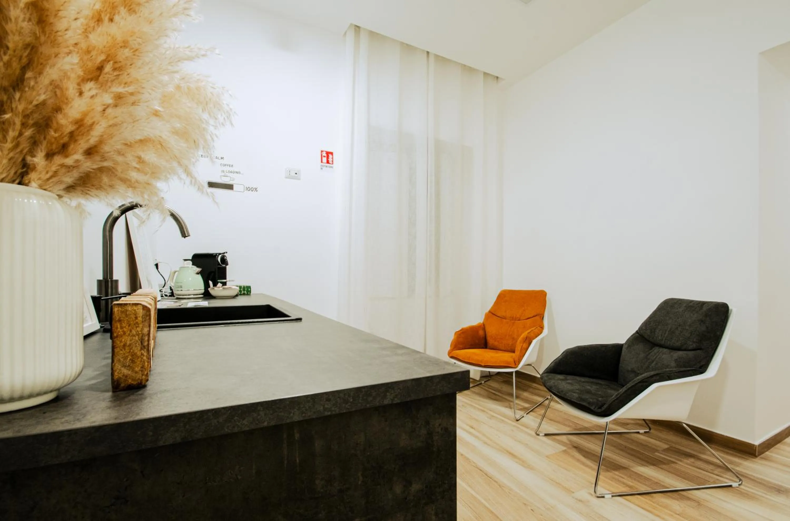 Communal lounge/ TV room in B&B Lara's Home by I Borbone