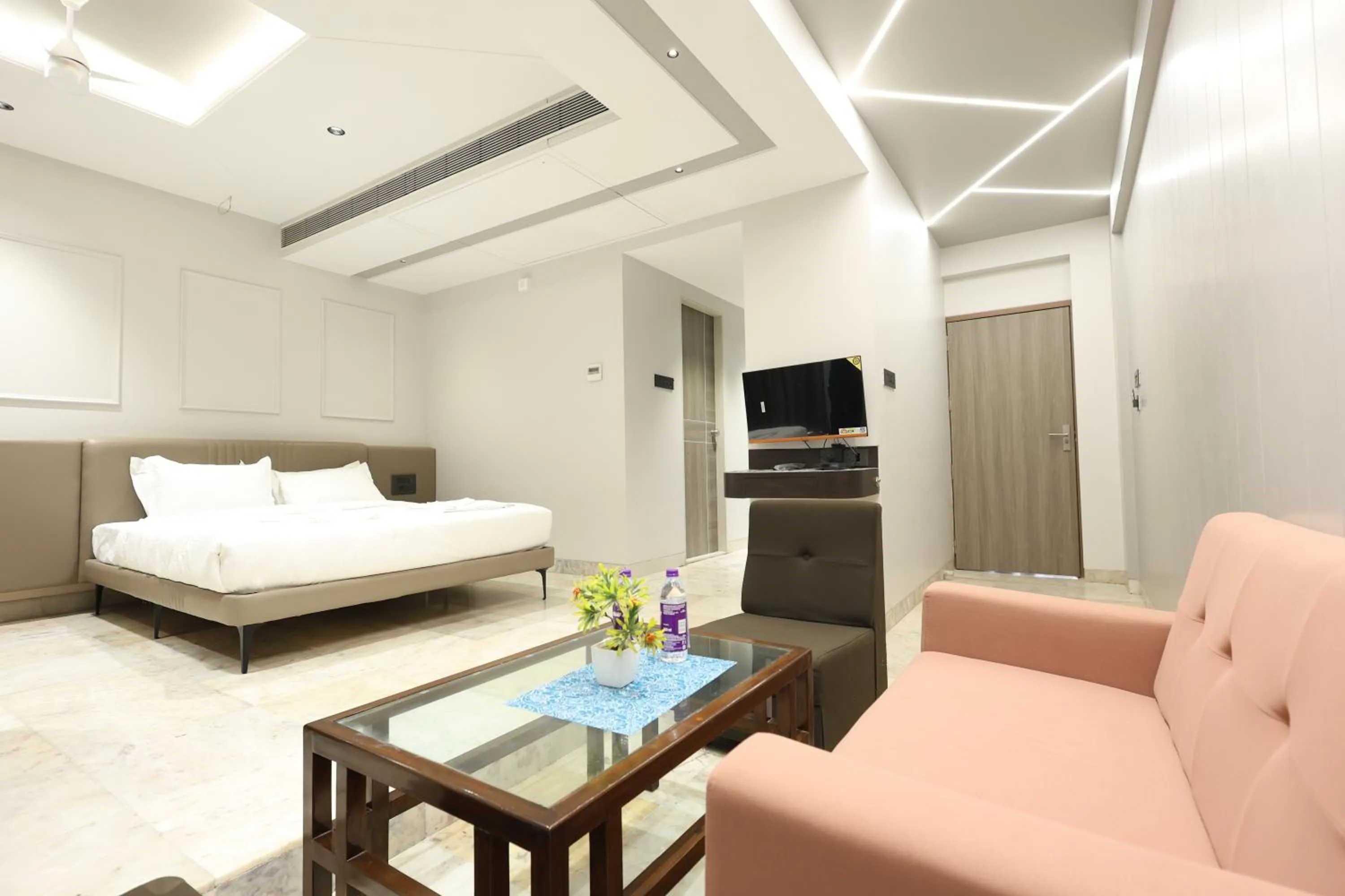 Bedroom, Bed in Hotel Statusinn, Ichalkaranji