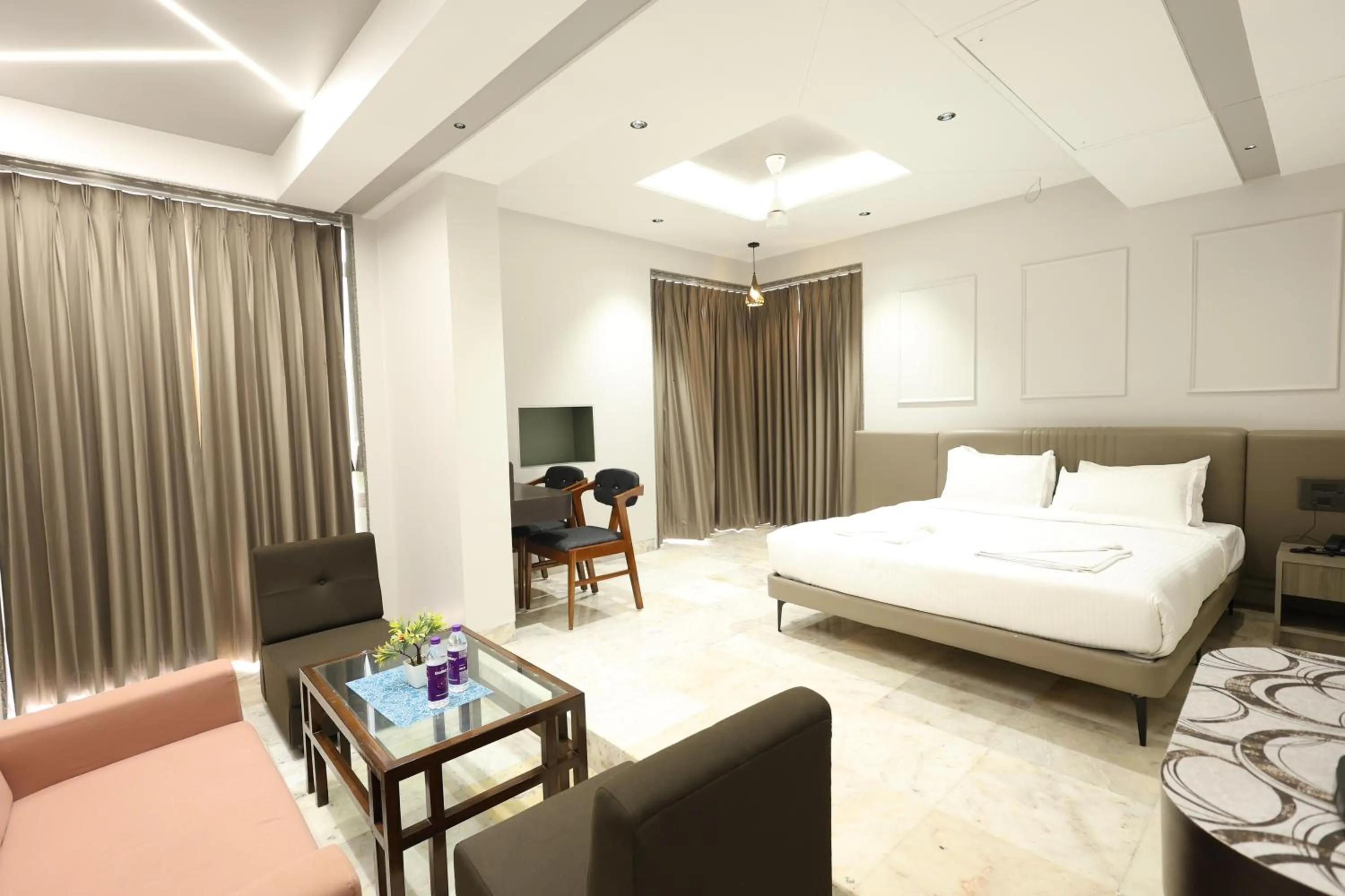 Bedroom, Bed in Hotel Statusinn, Ichalkaranji