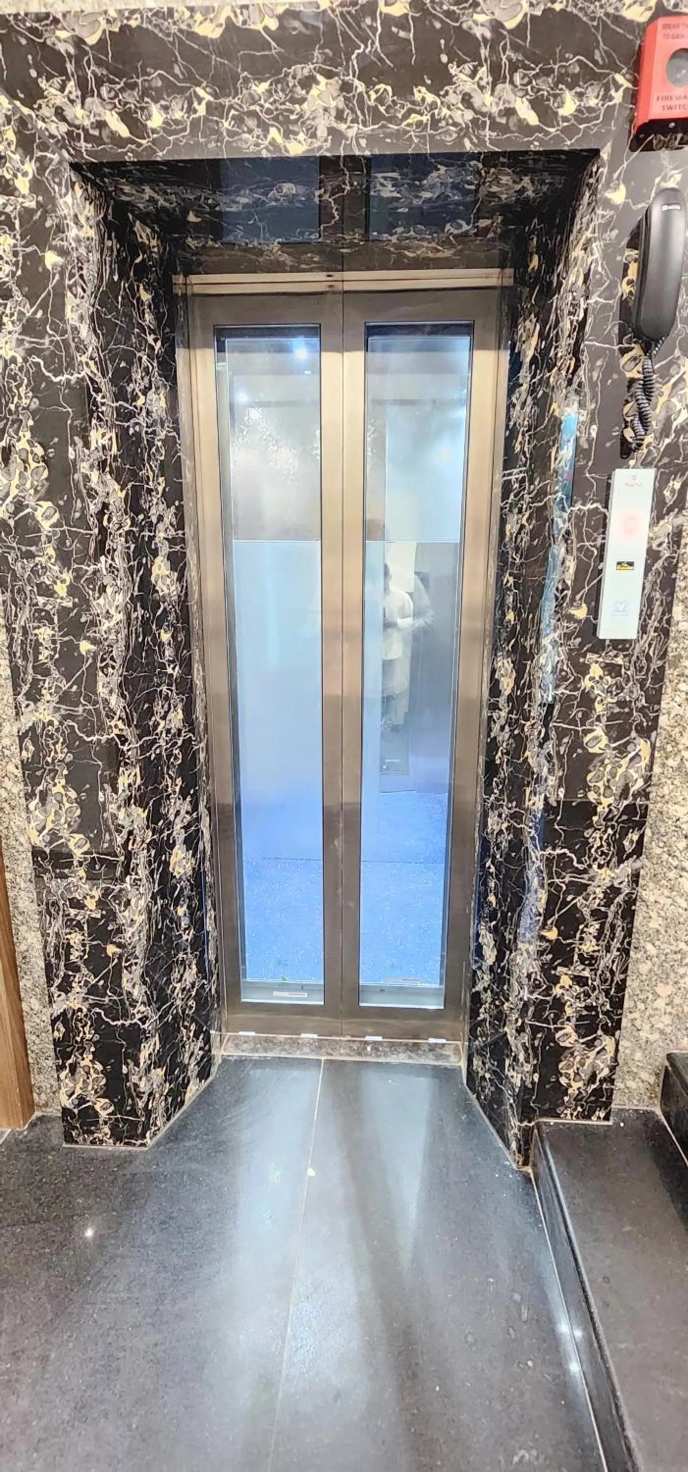 elevator in Hotel Statusinn, Ichalkaranji