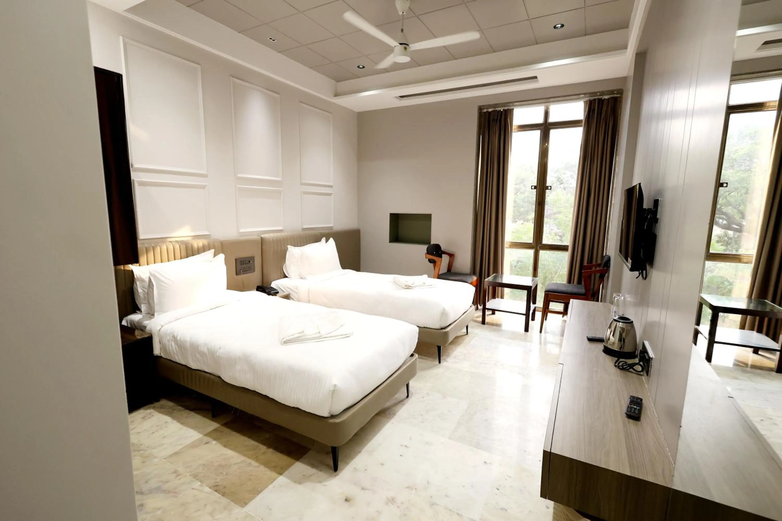 Photo of the whole room, Bed in Hotel Statusinn, Ichalkaranji