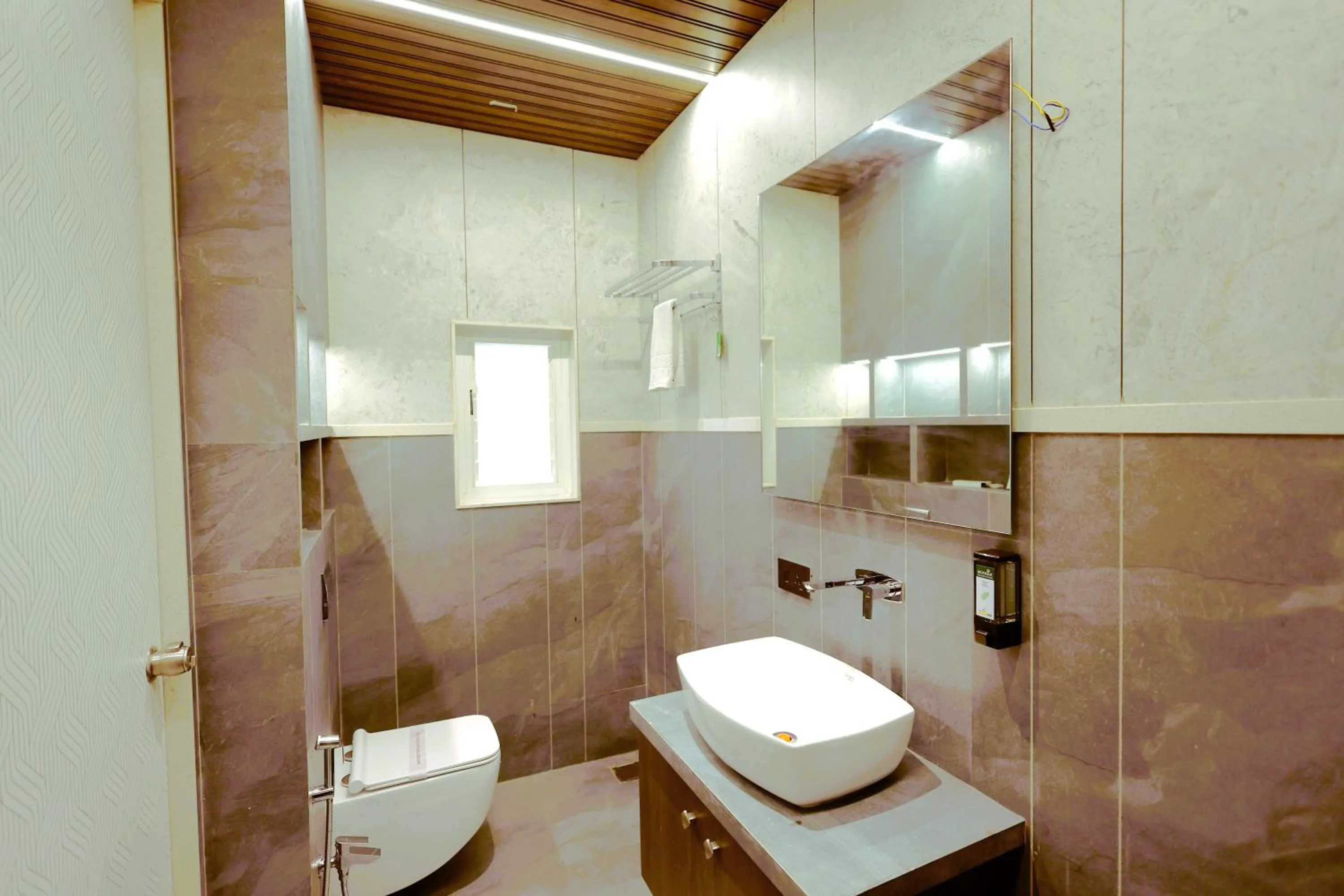 Shower in Hotel Statusinn, Ichalkaranji