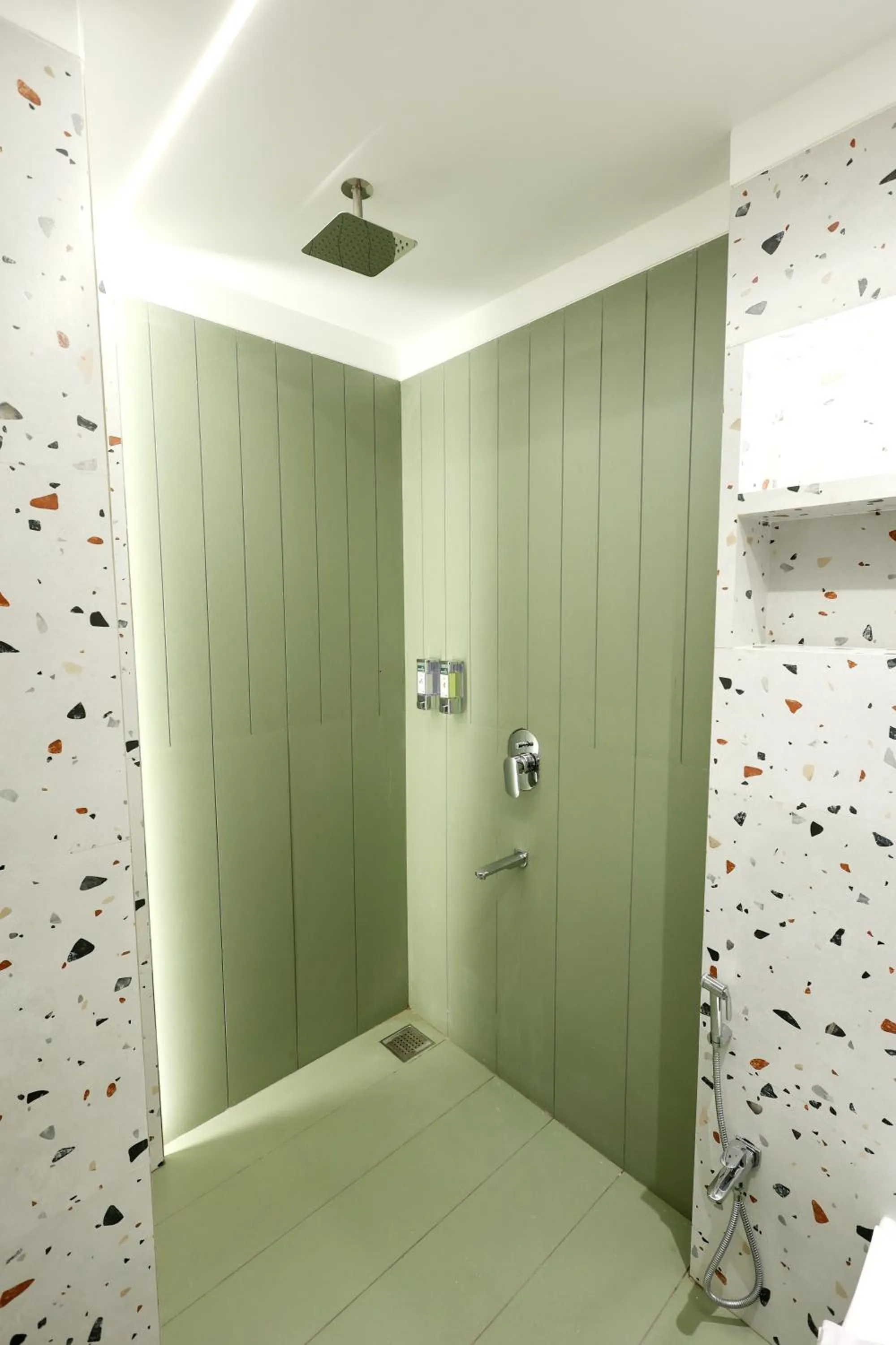 Shower in Hotel Statusinn, Ichalkaranji