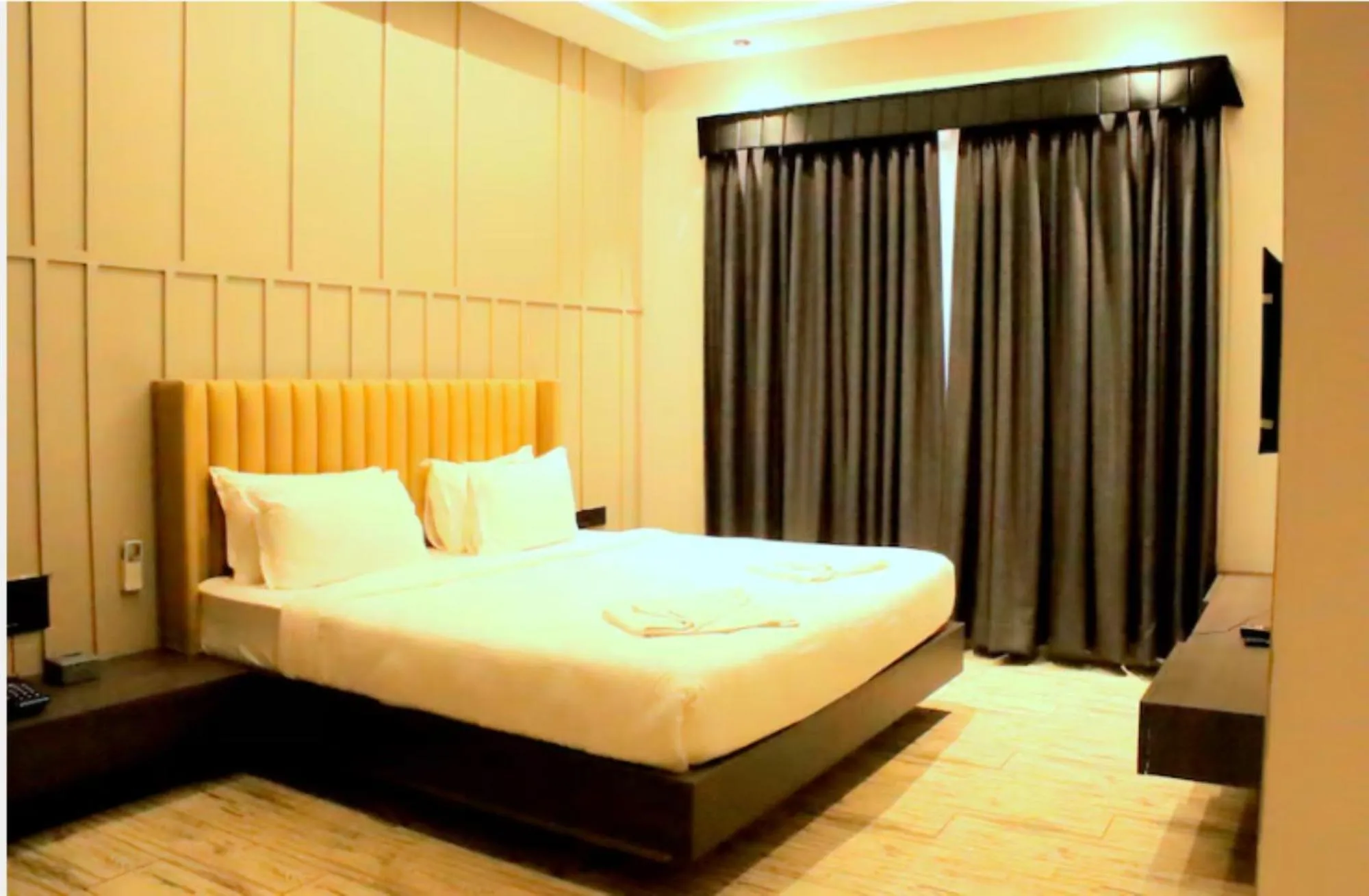 Bed in Hotel Statusinn, Ichalkaranji
