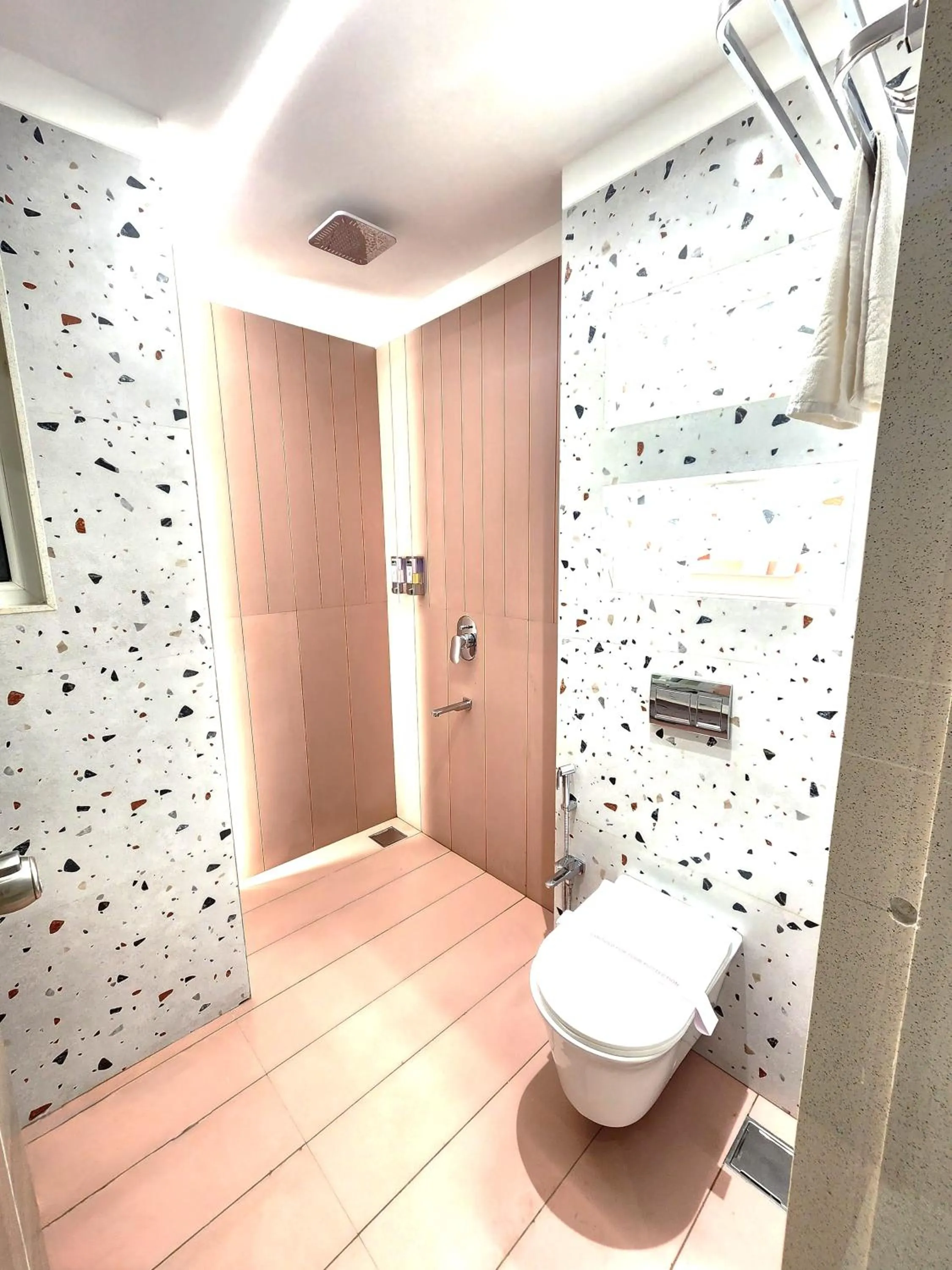 Shower in Hotel Statusinn, Ichalkaranji