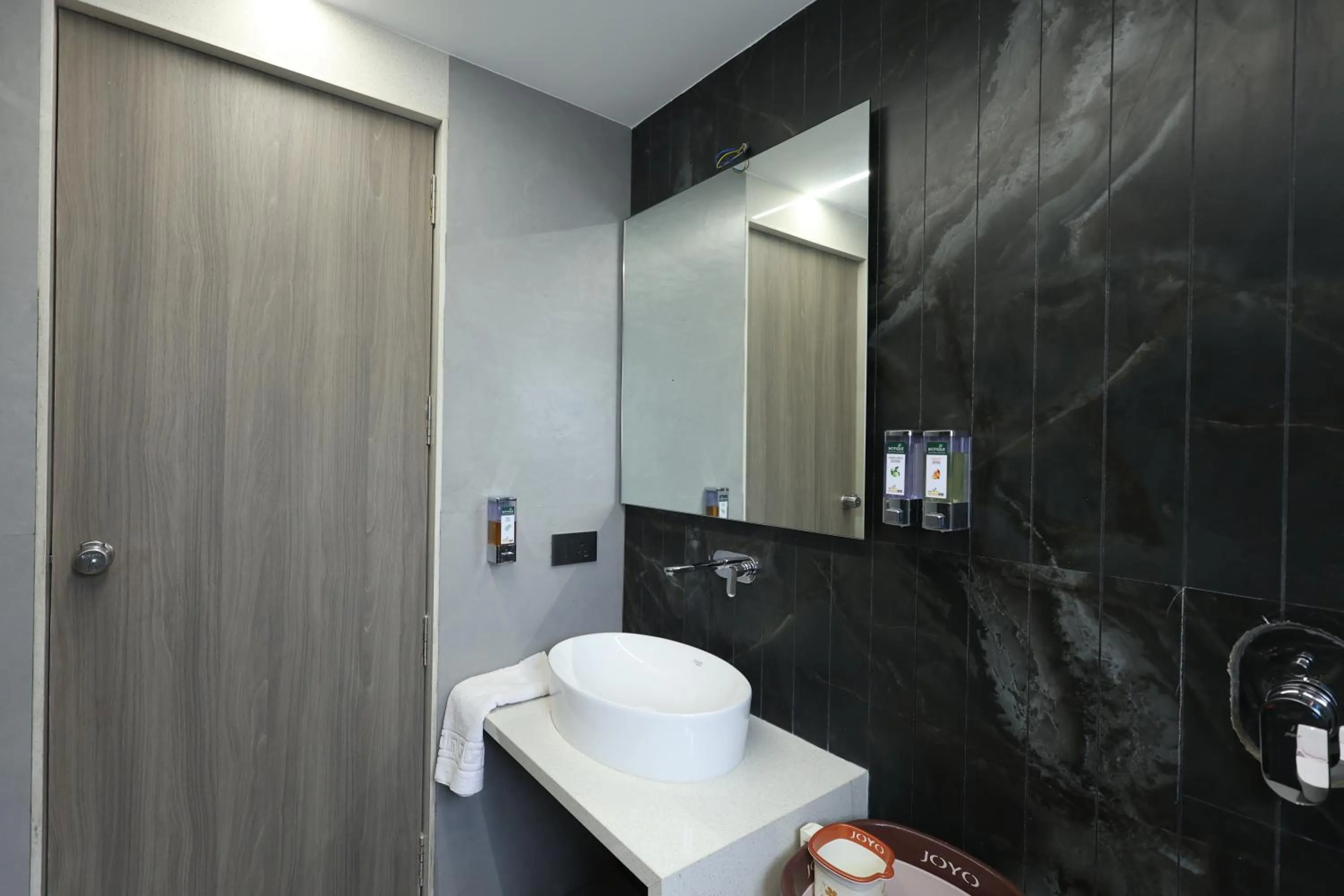 Bathroom in Hotel Statusinn, Ichalkaranji