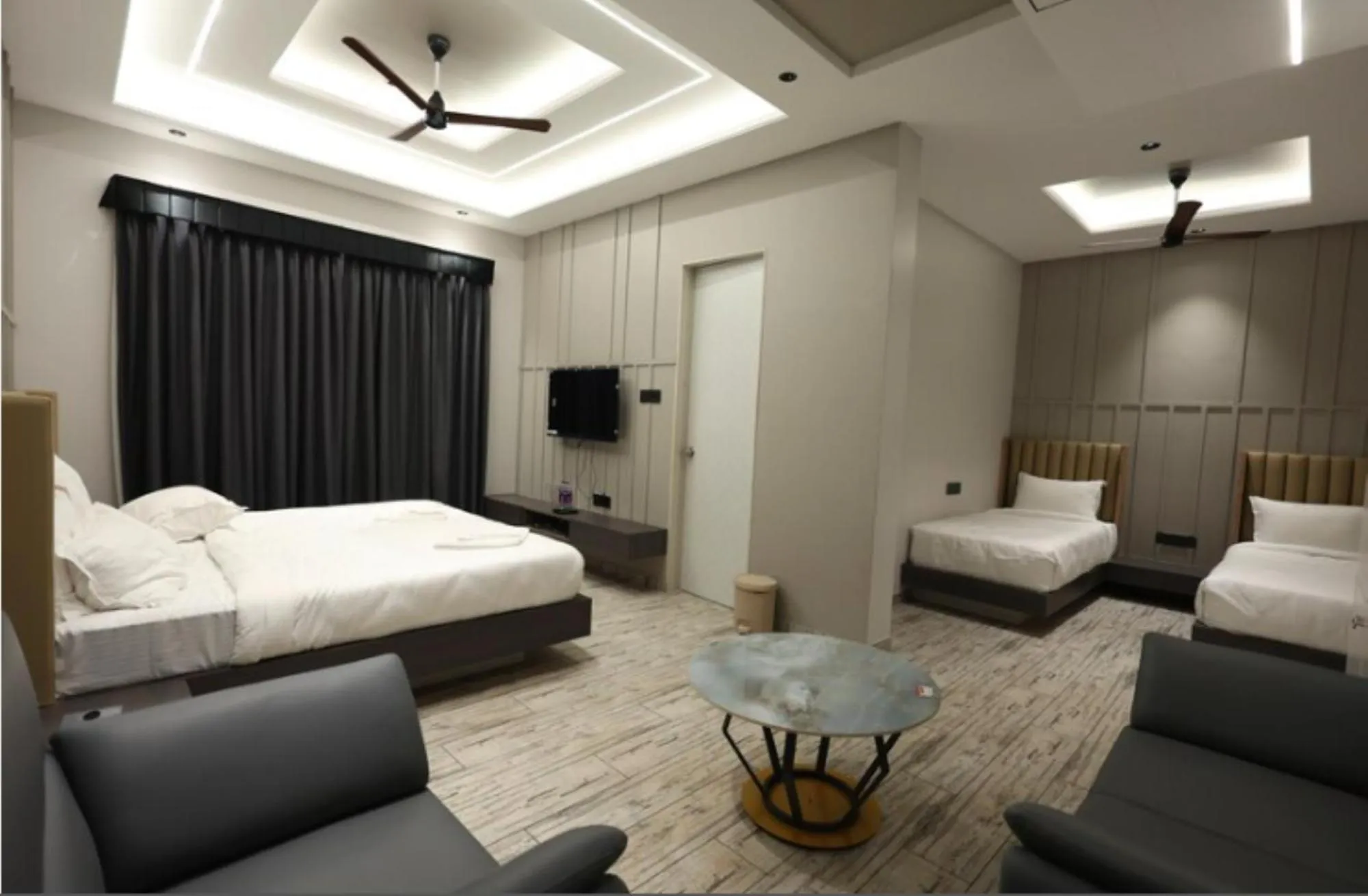 Bed in Hotel Statusinn, Ichalkaranji