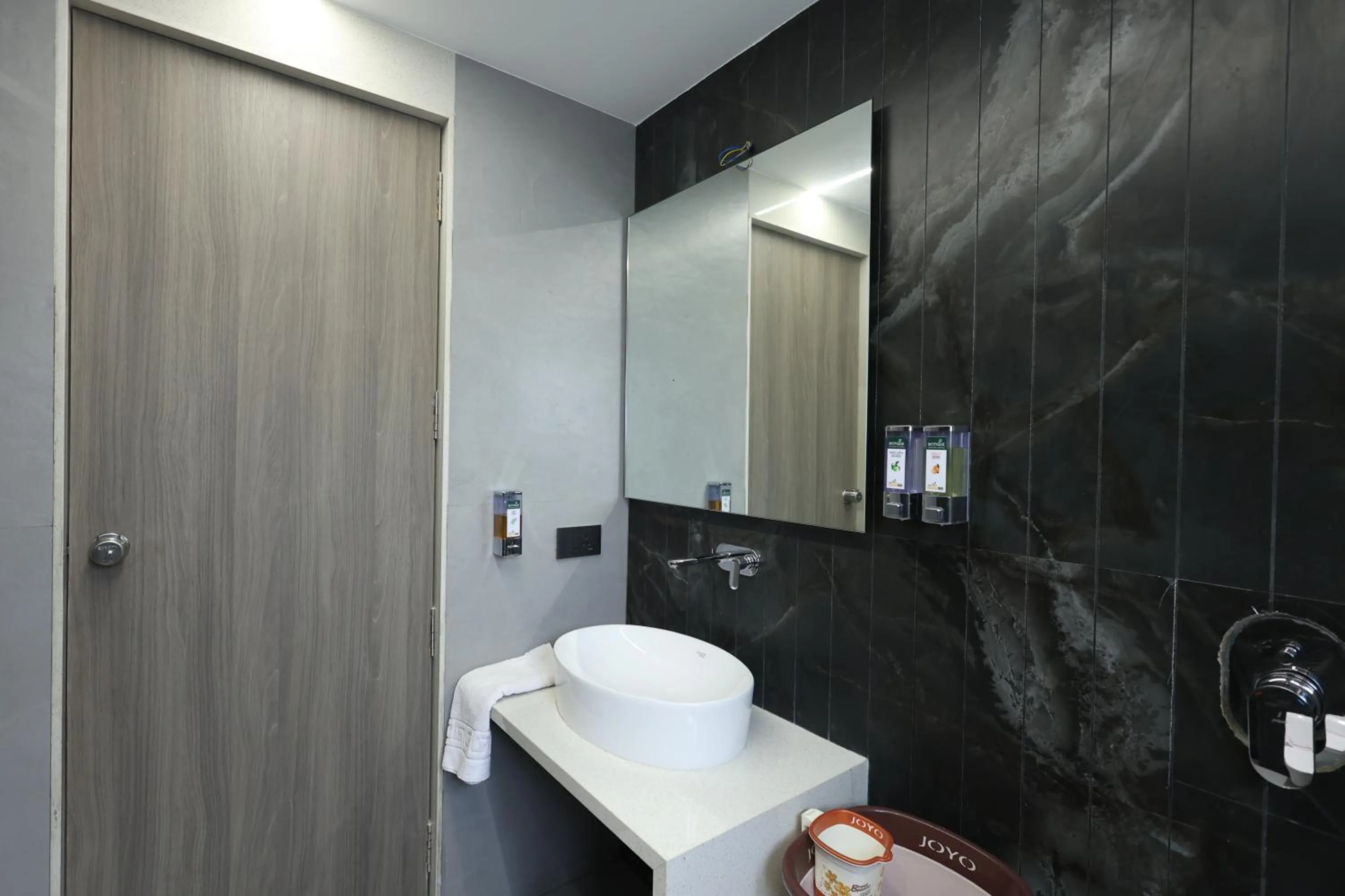 Bathroom in Hotel Statusinn, Ichalkaranji