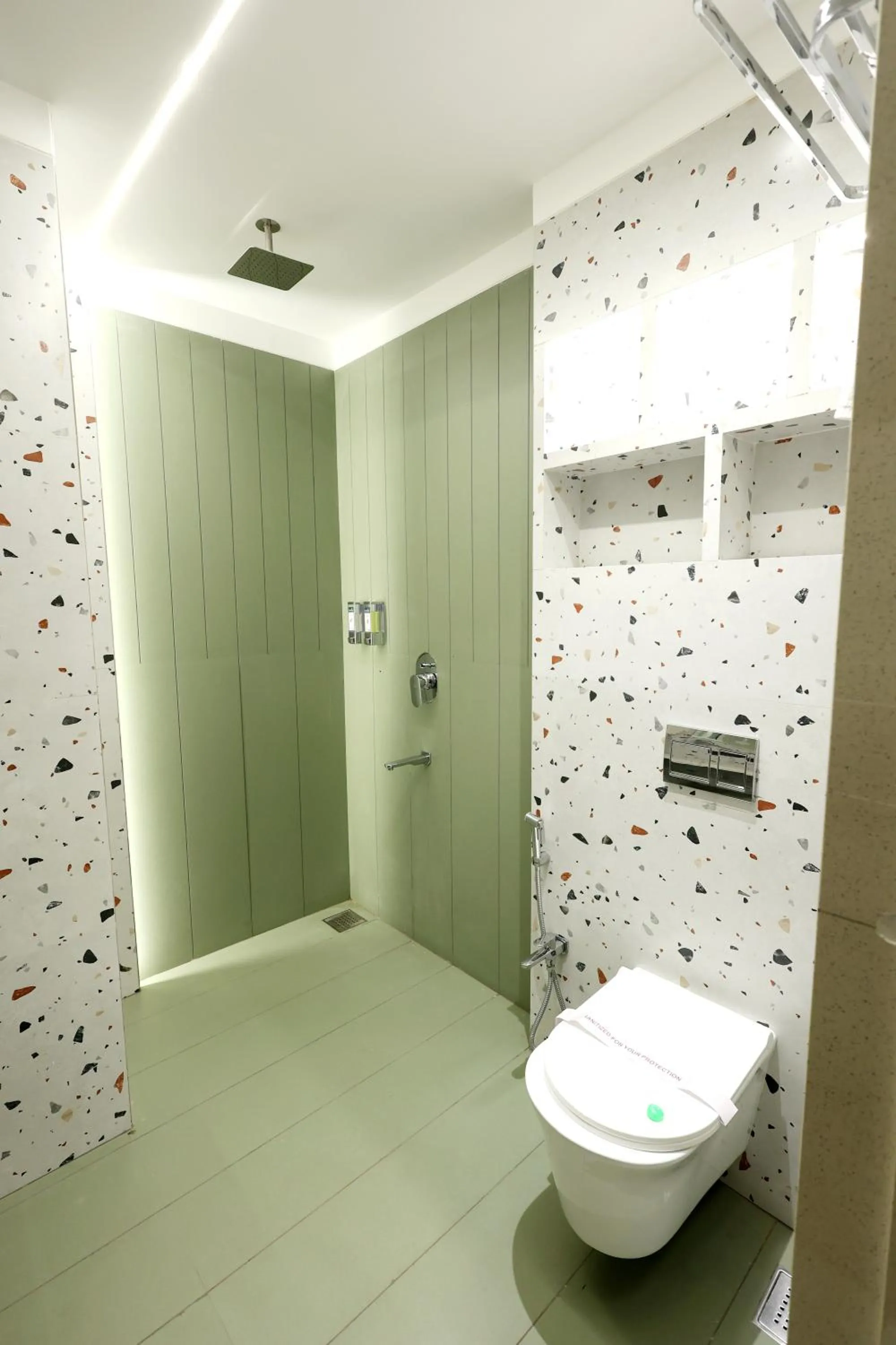 Shower in Hotel Statusinn, Ichalkaranji
