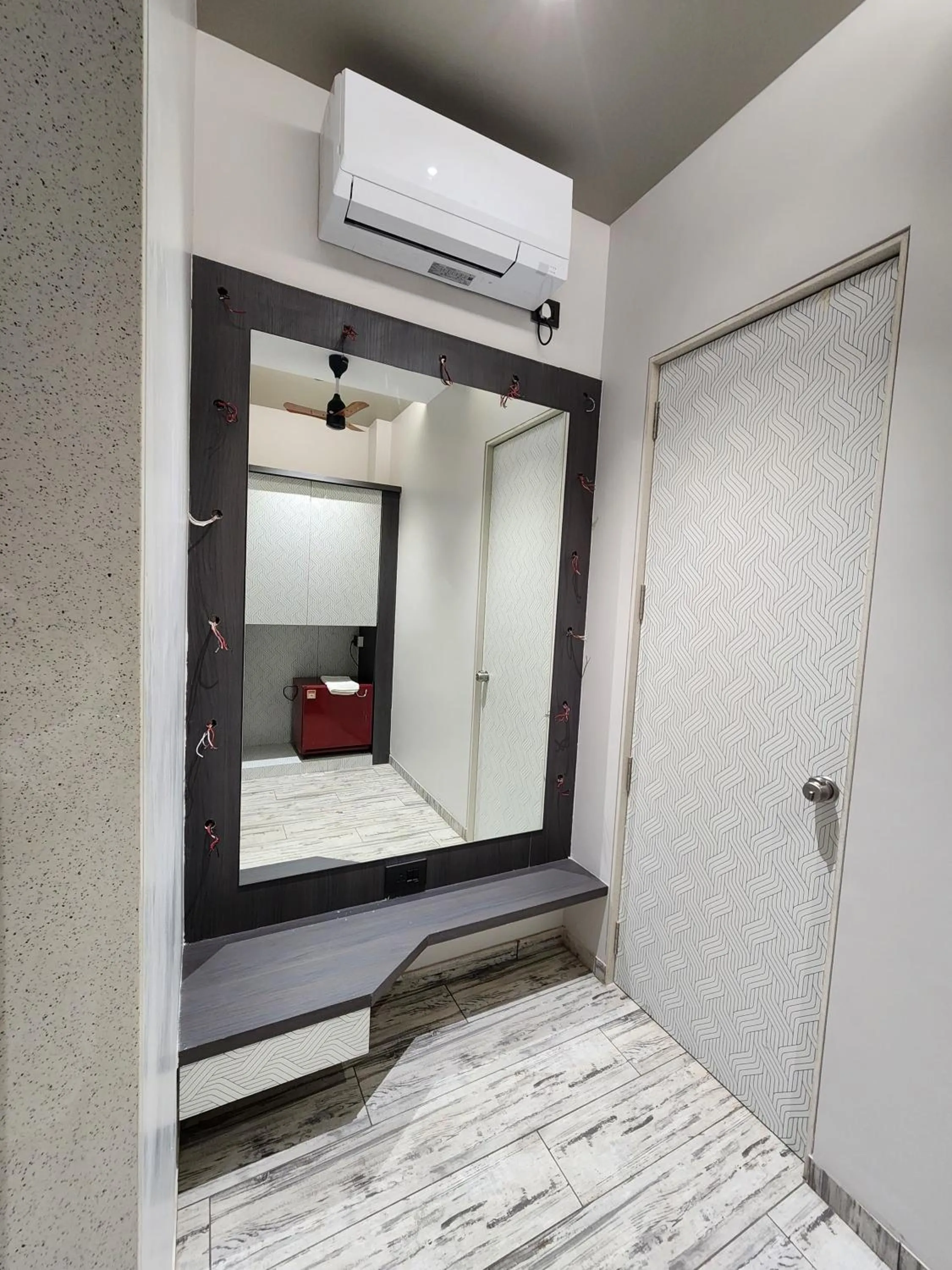 wardrobe, Bed in Hotel Statusinn, Ichalkaranji