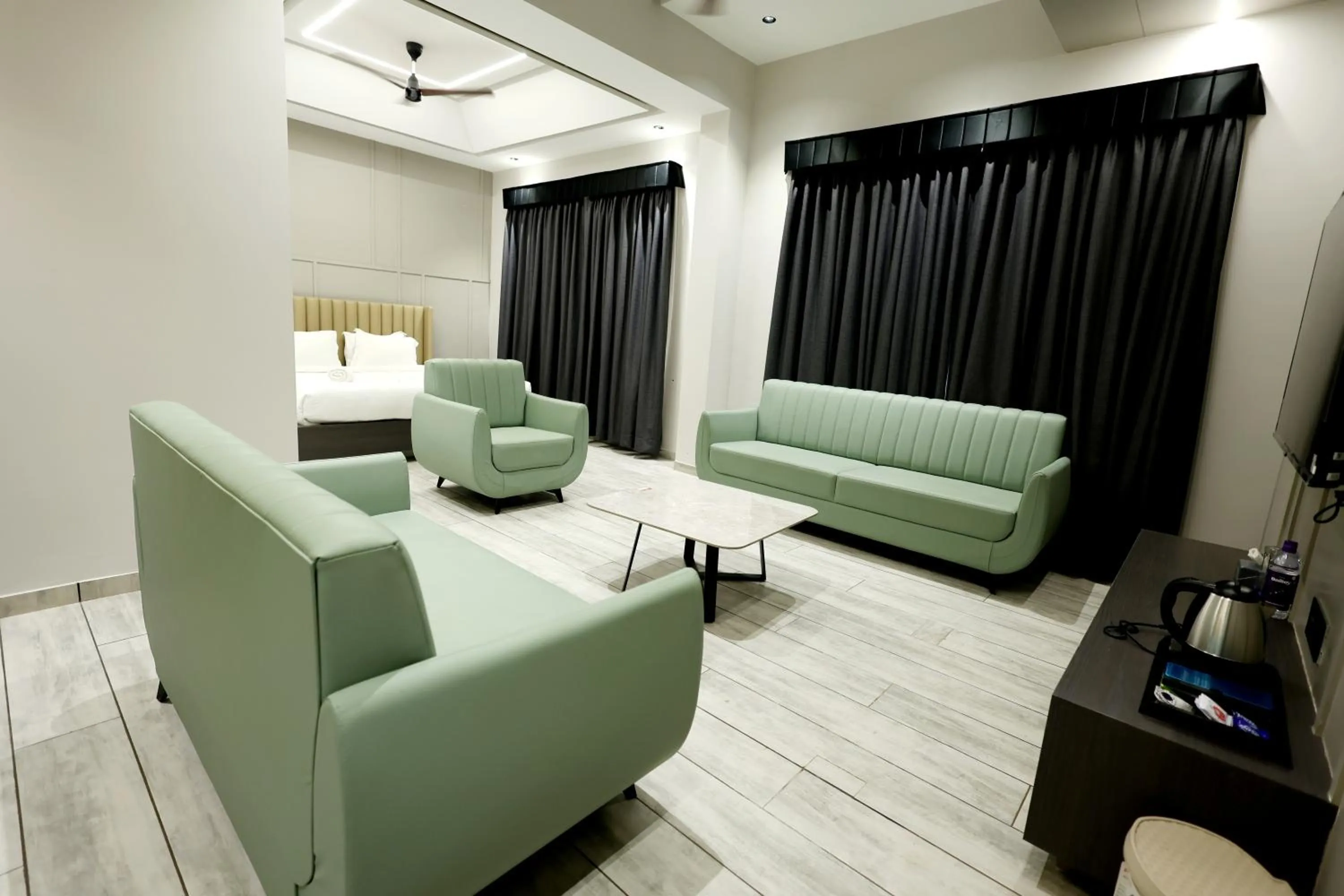 TV and multimedia in Hotel Statusinn, Ichalkaranji