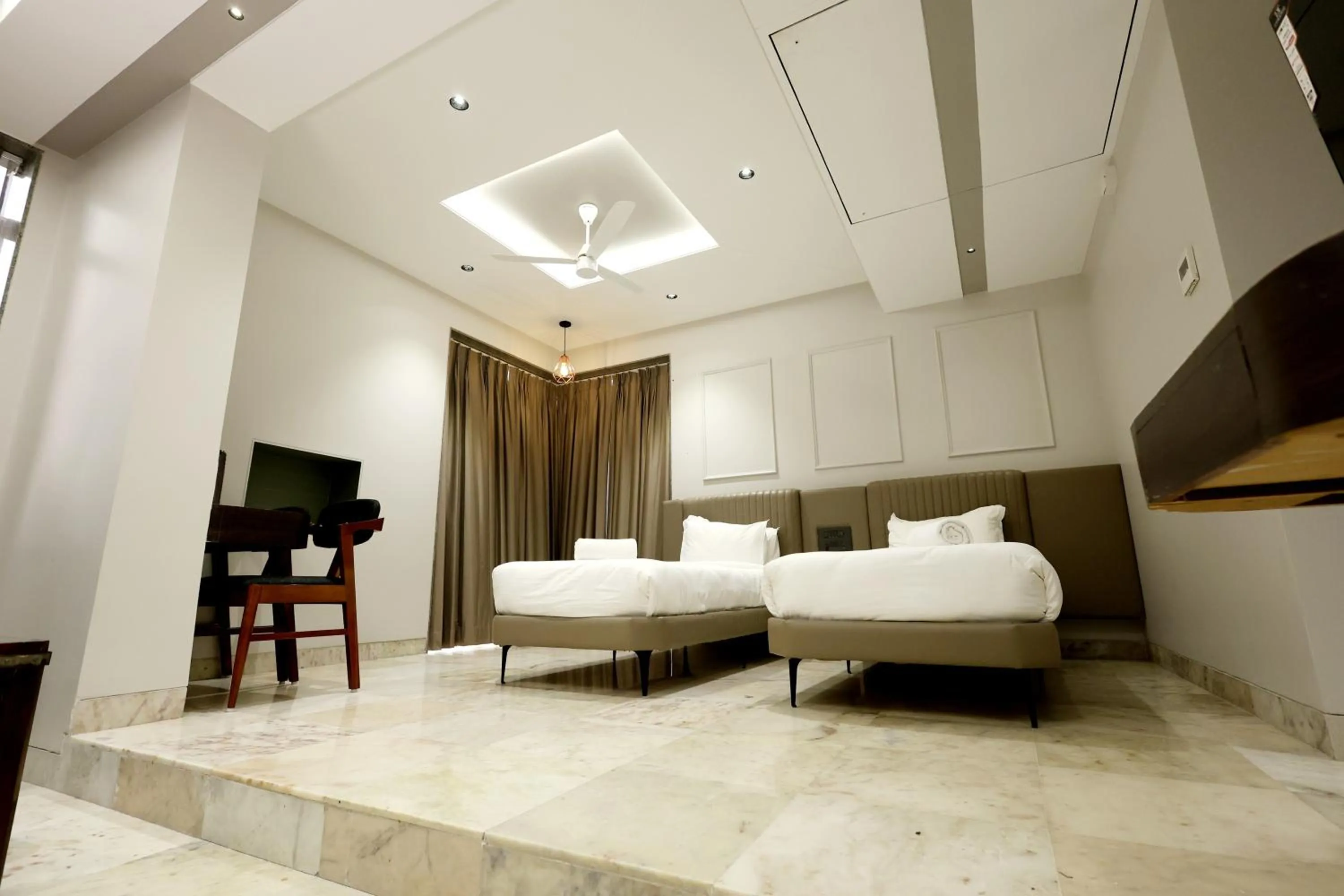 Bed in Hotel Statusinn, Ichalkaranji