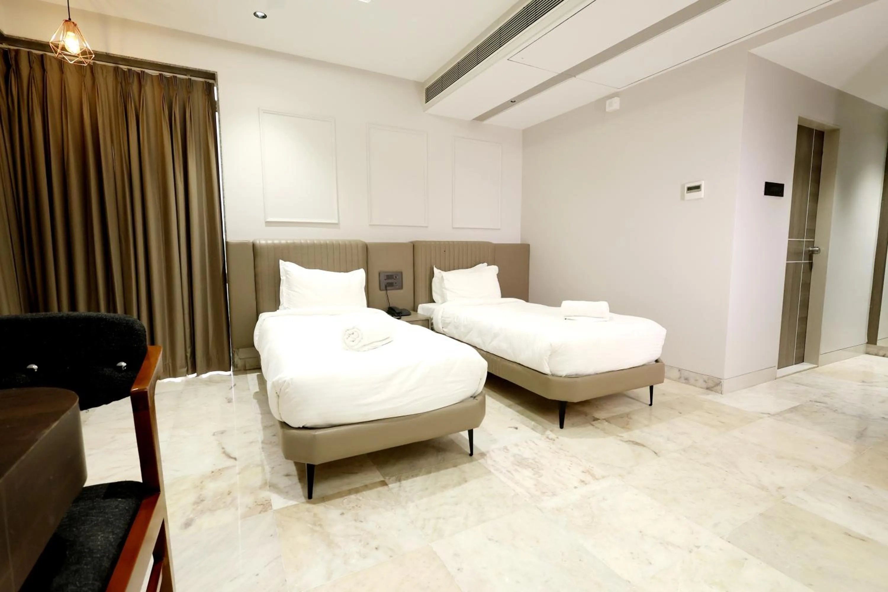 Bedroom, Bed in Hotel Statusinn, Ichalkaranji